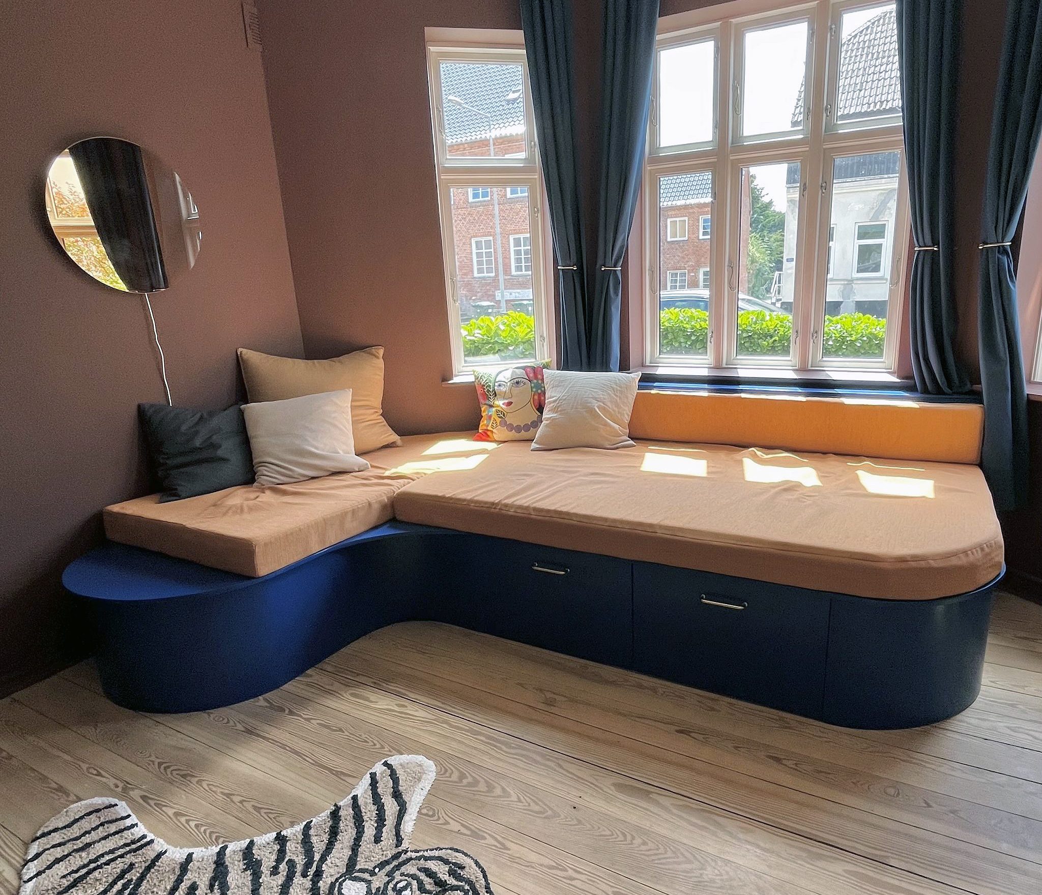 Lækker flydesofa med plads til opbevaring