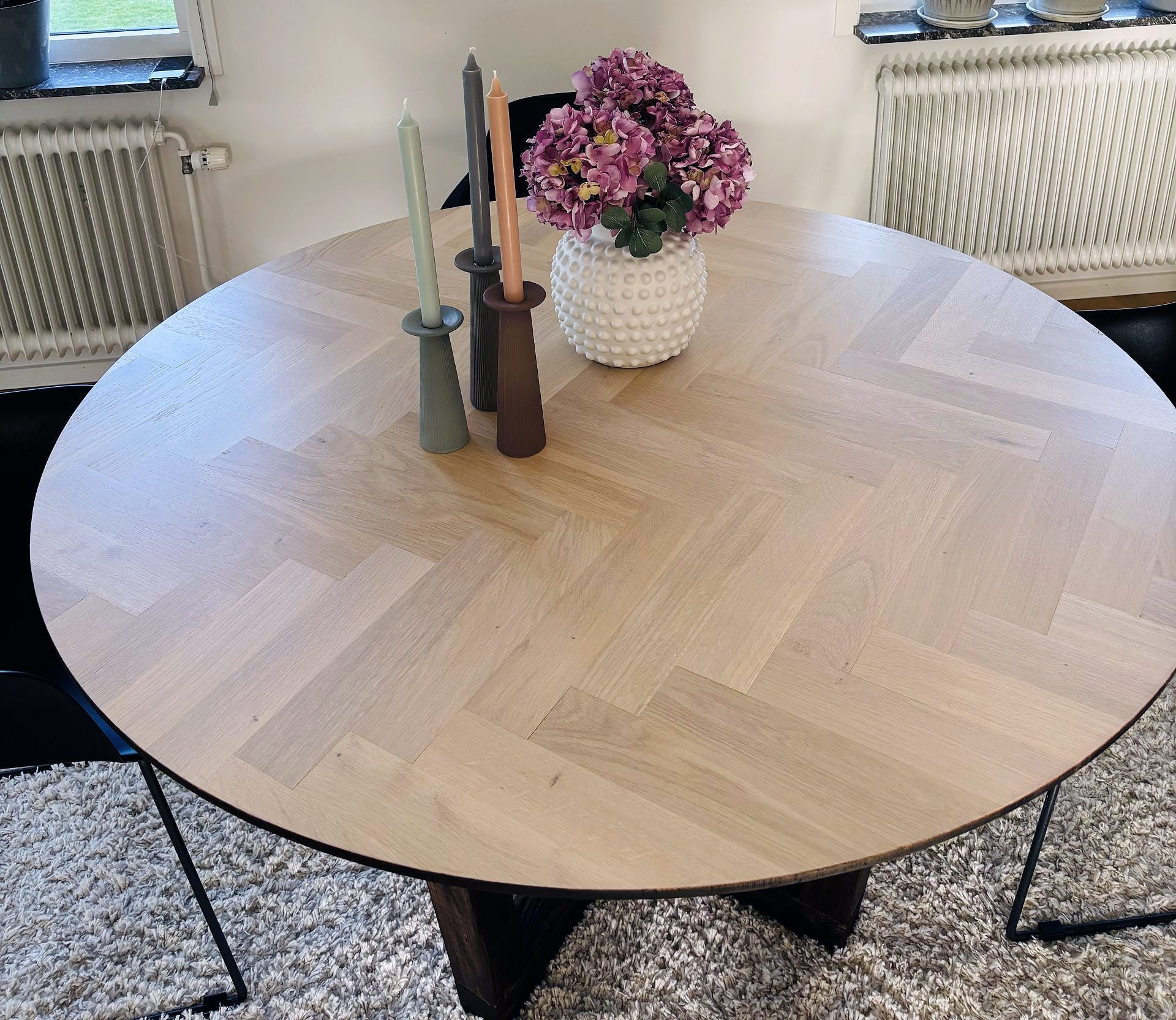 Rundt spisebord med sildeben