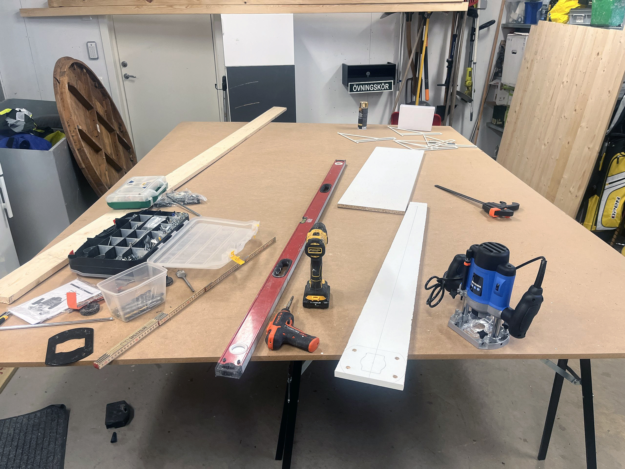 Rundt spisebord med sildeben