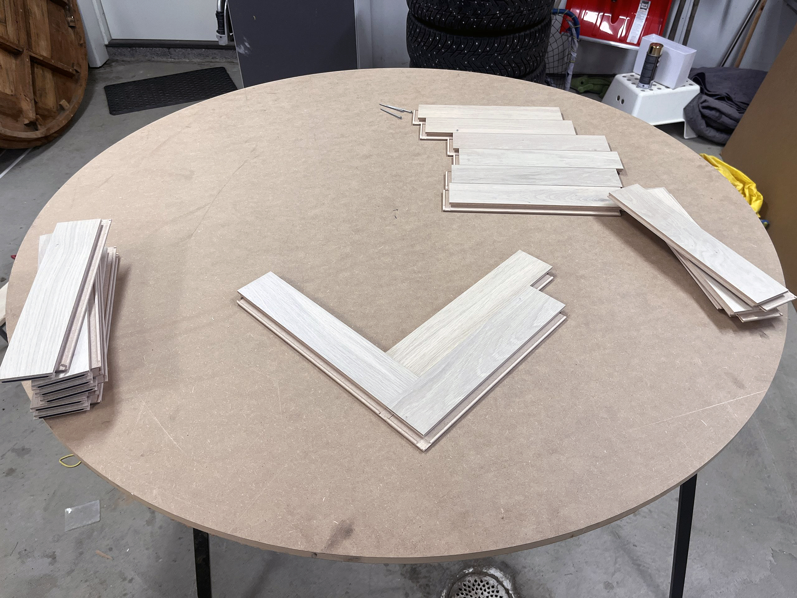 Rundt spisebord med sildeben