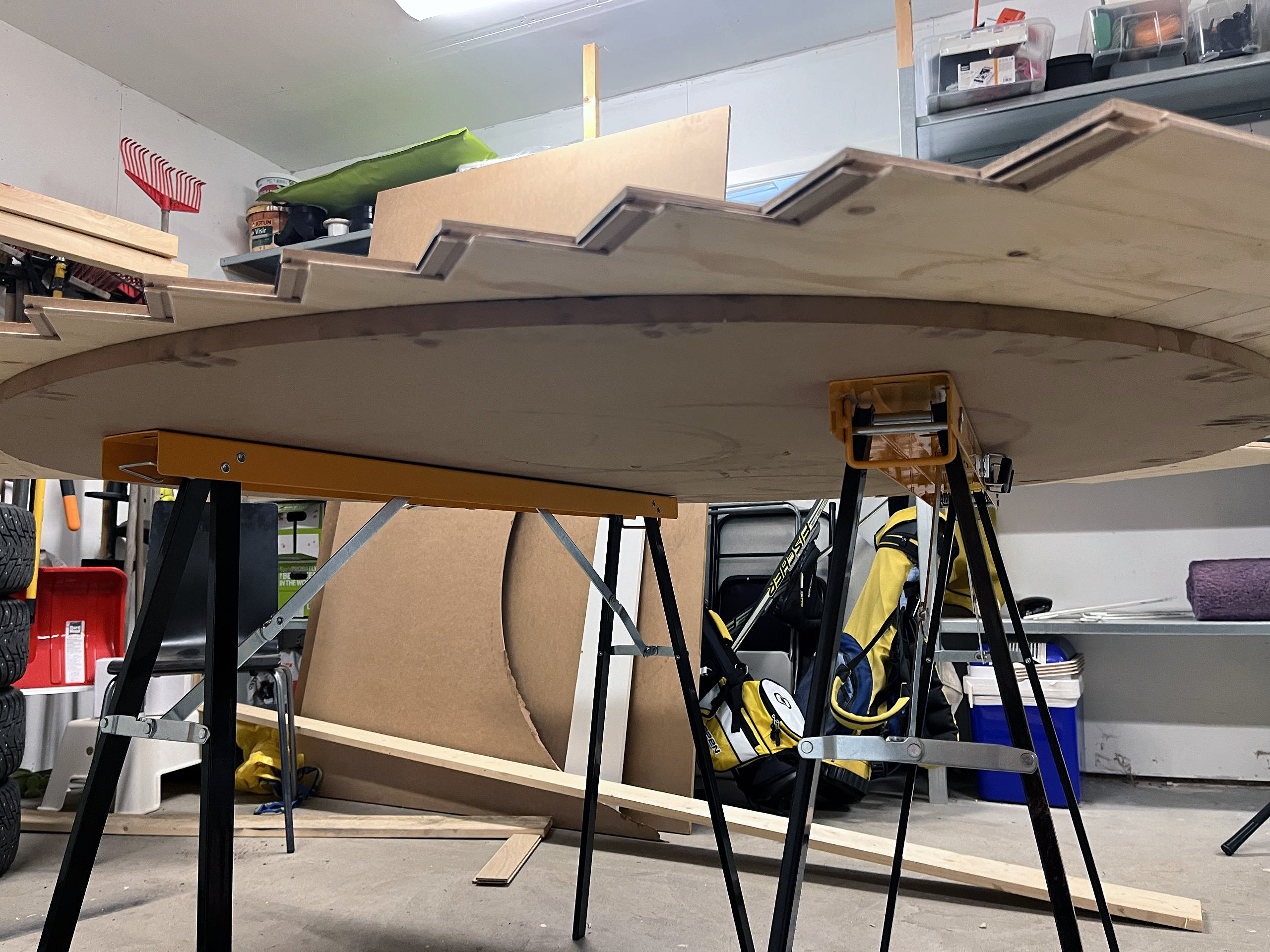 Rundt spisebord med sildeben