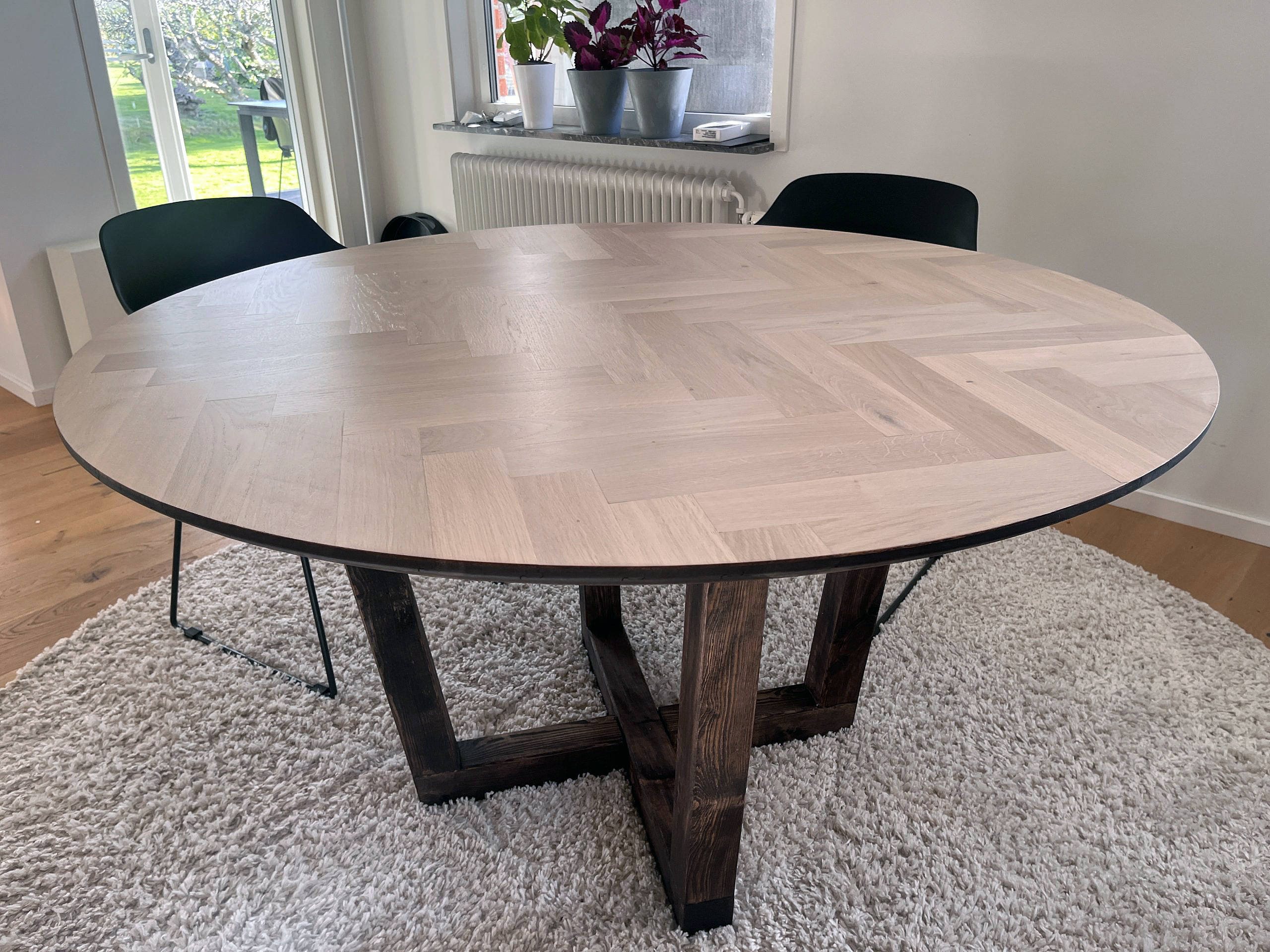 Rundt spisebord med sildeben