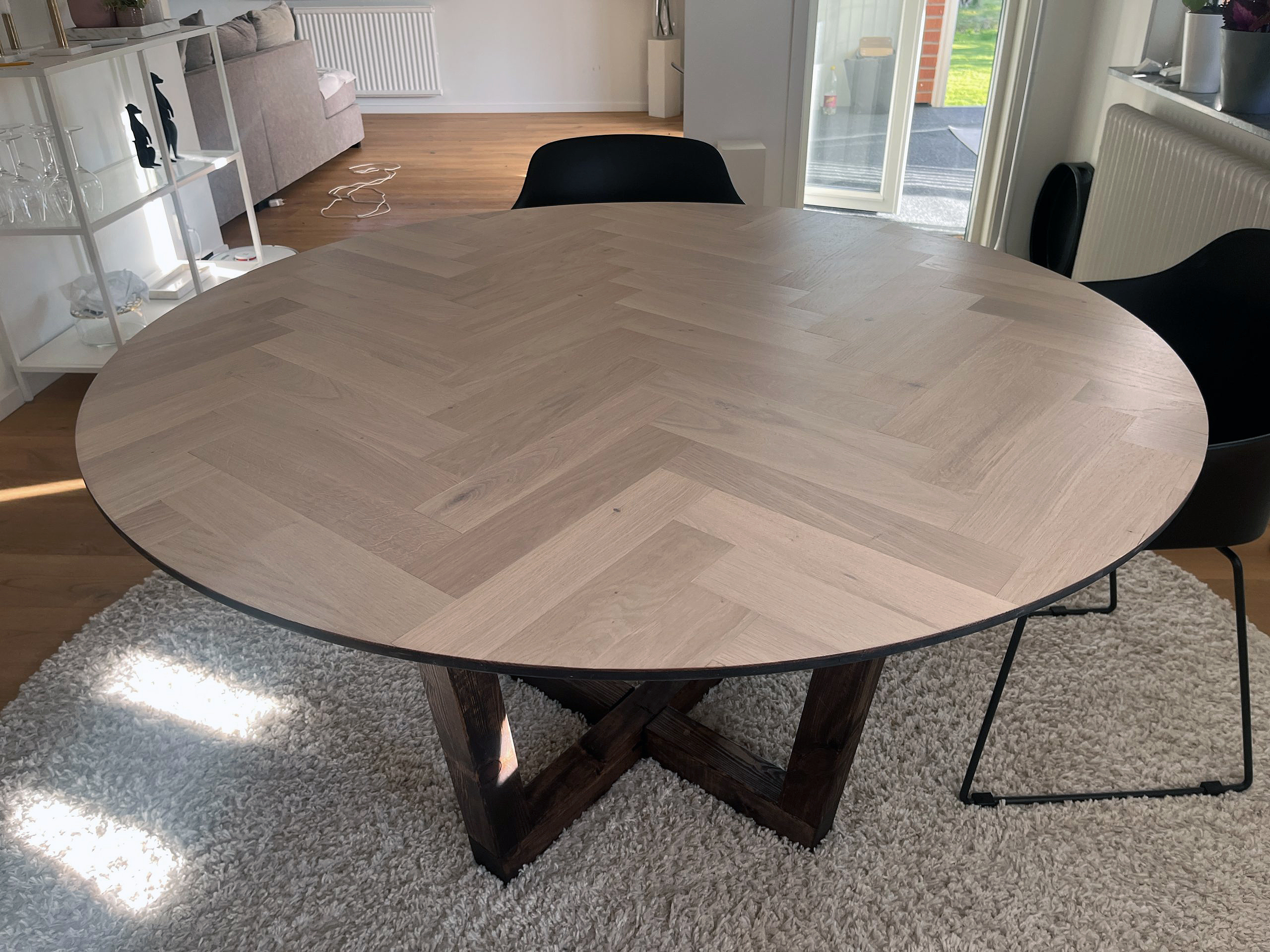 Rundt spisebord med sildeben