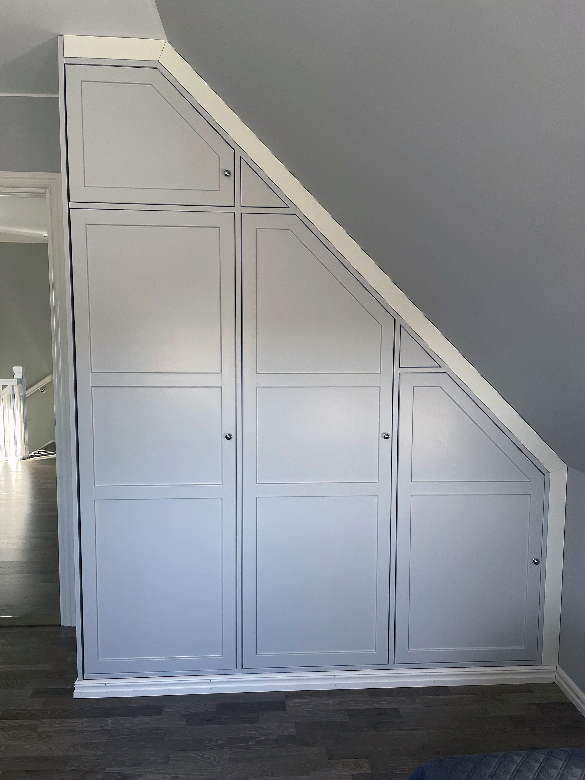 Garderobeskab under skråvæggen