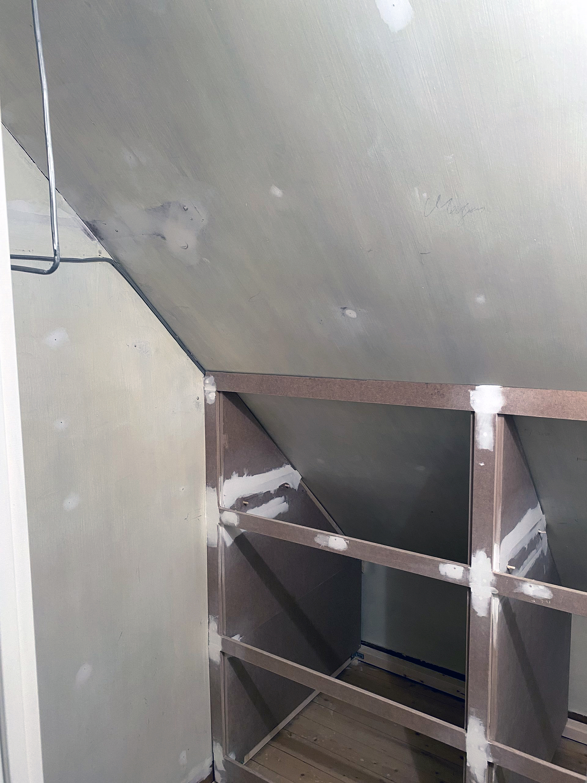 Kommode under skråvæggene