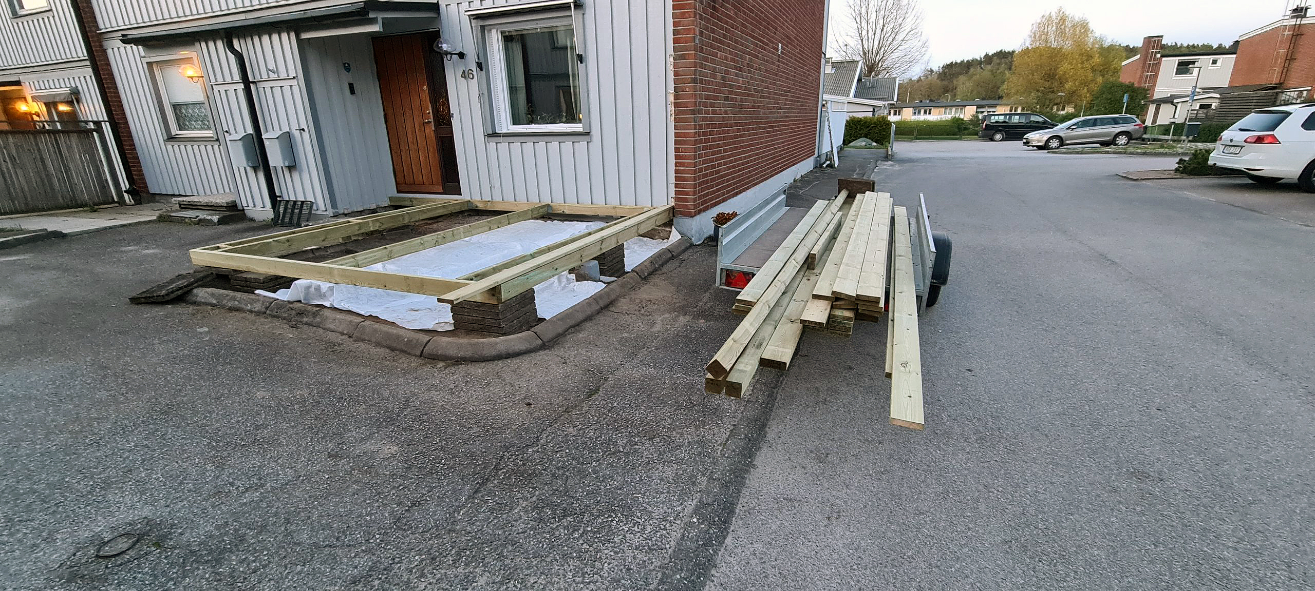 Træterrasse til det lille rækkehus