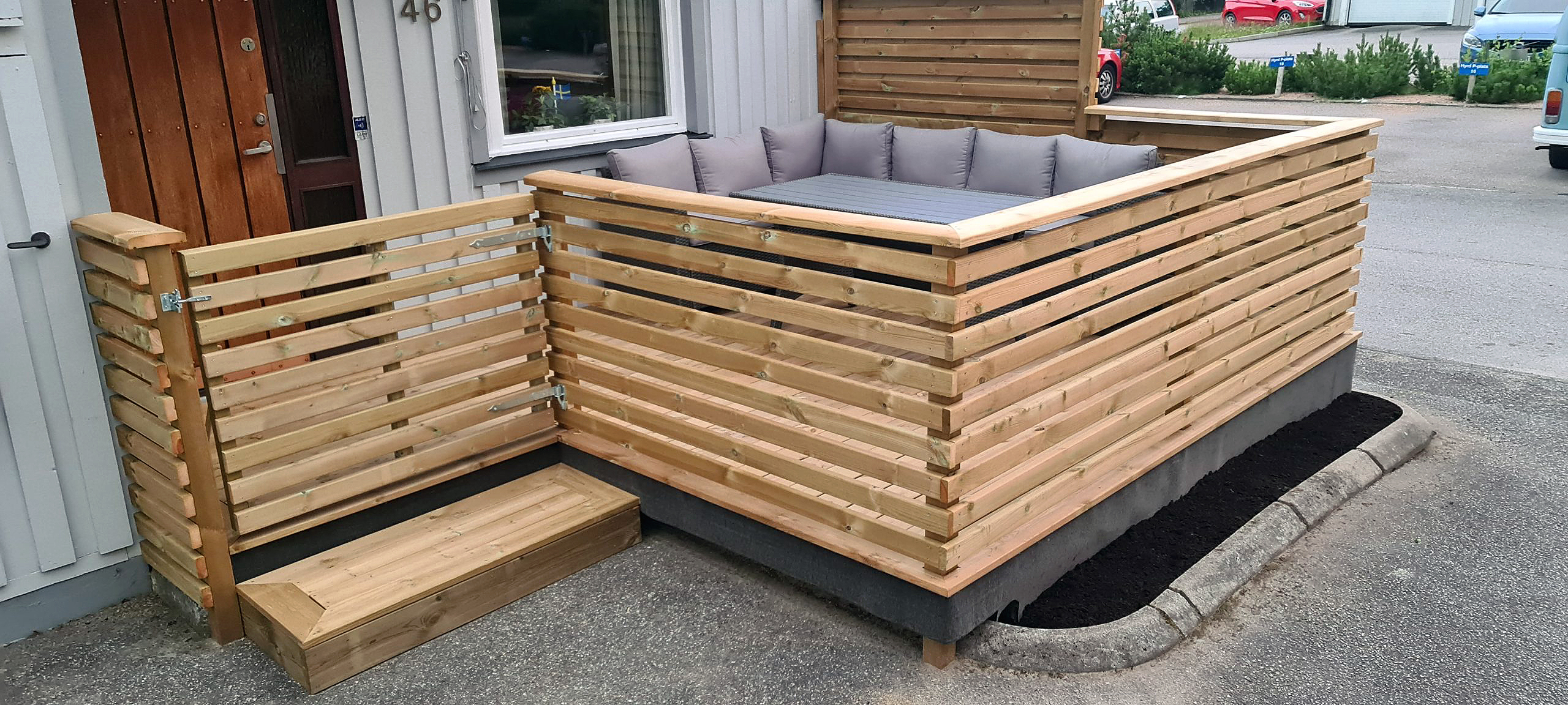 Træterrasse til det lille rækkehus