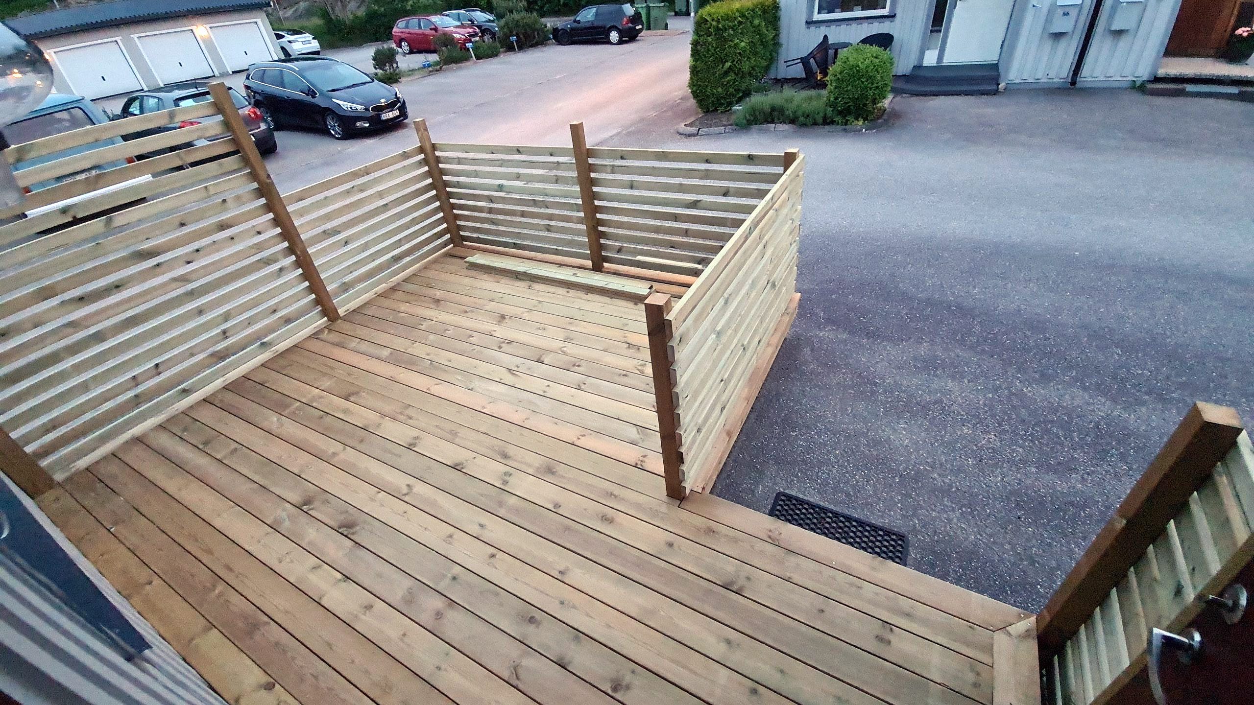 Træterrasse til det lille rækkehus