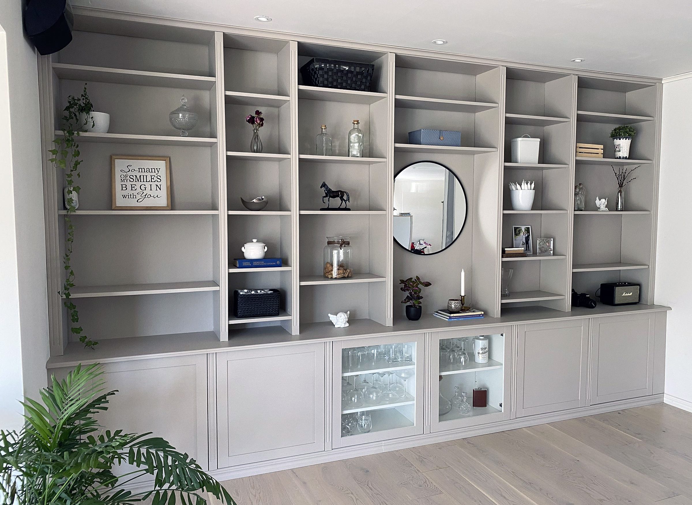 Væg reole med vitrineskab