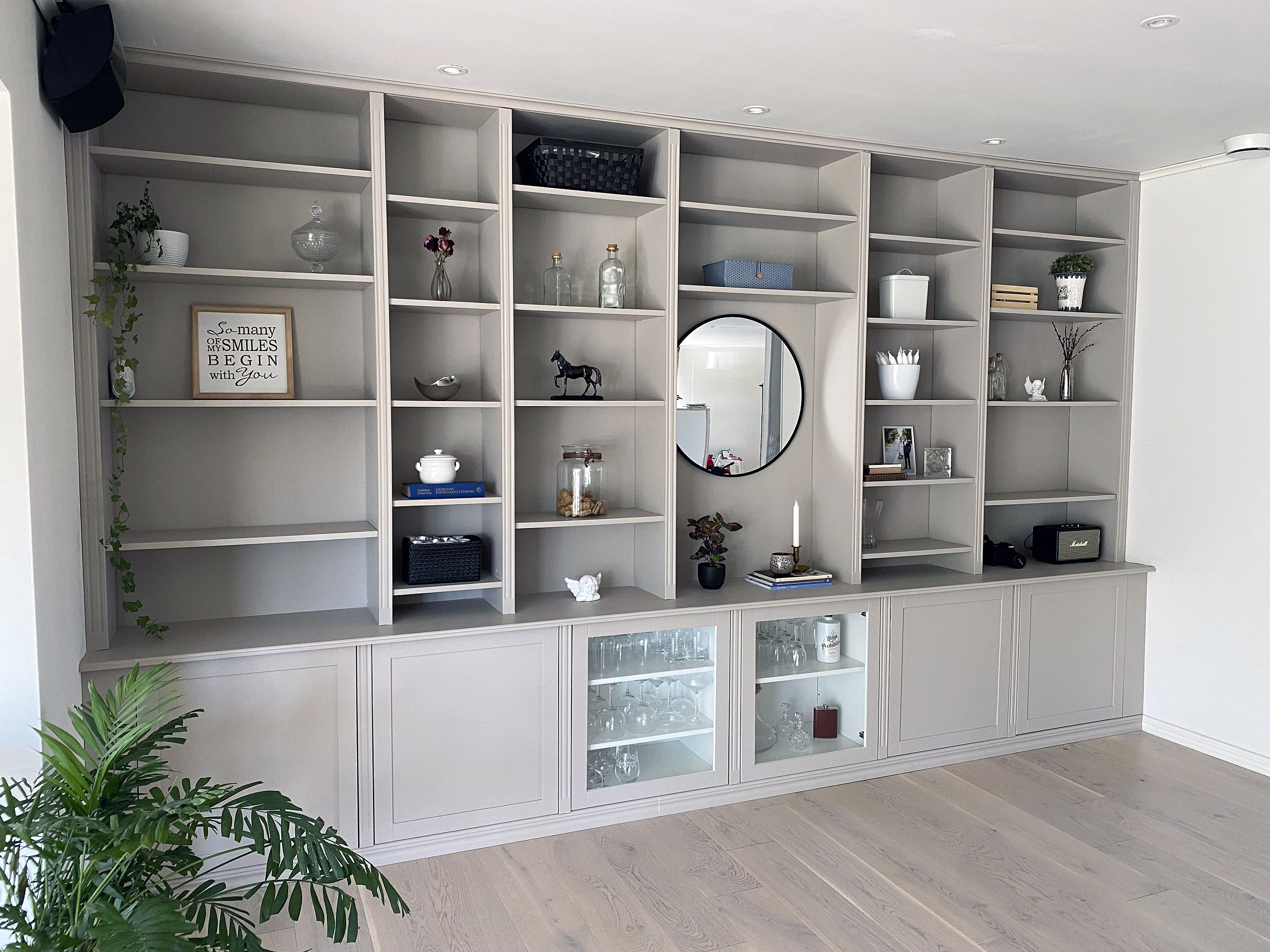 Væg reole med vitrineskab