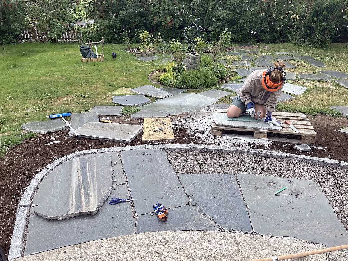 Havesti af skiffersten