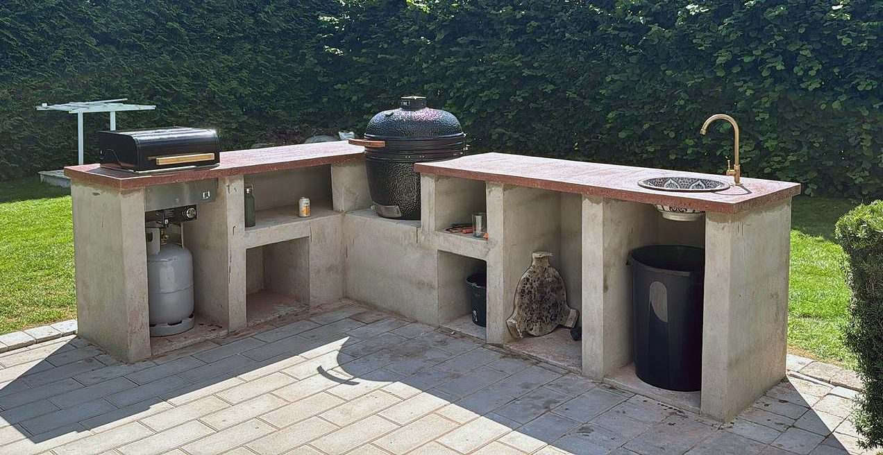 Udekøkken i gasbeton med støbt bordplade