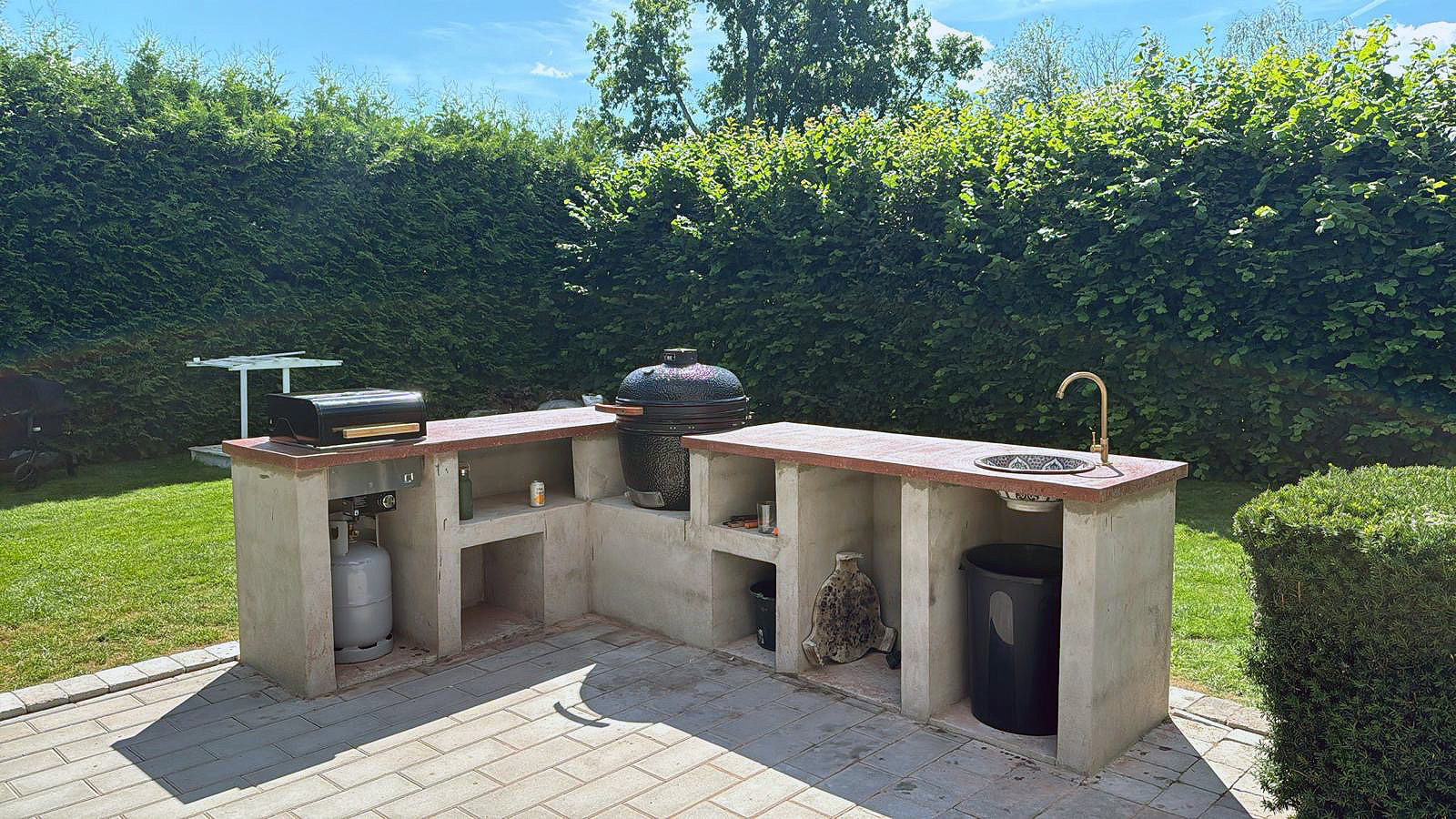 Udekøkken i gasbeton med støbt bordplade