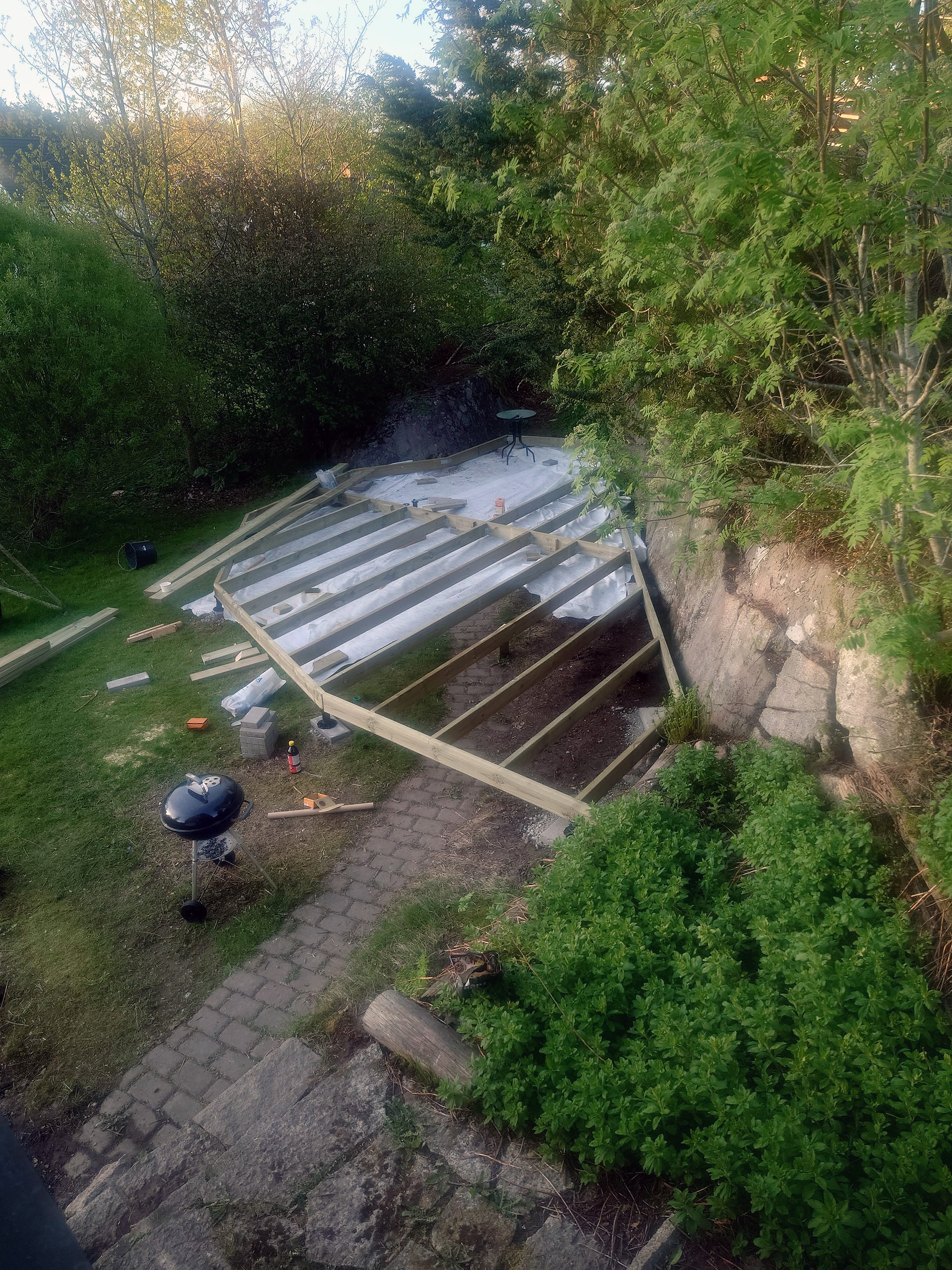 Terrasse der følger fjeldet