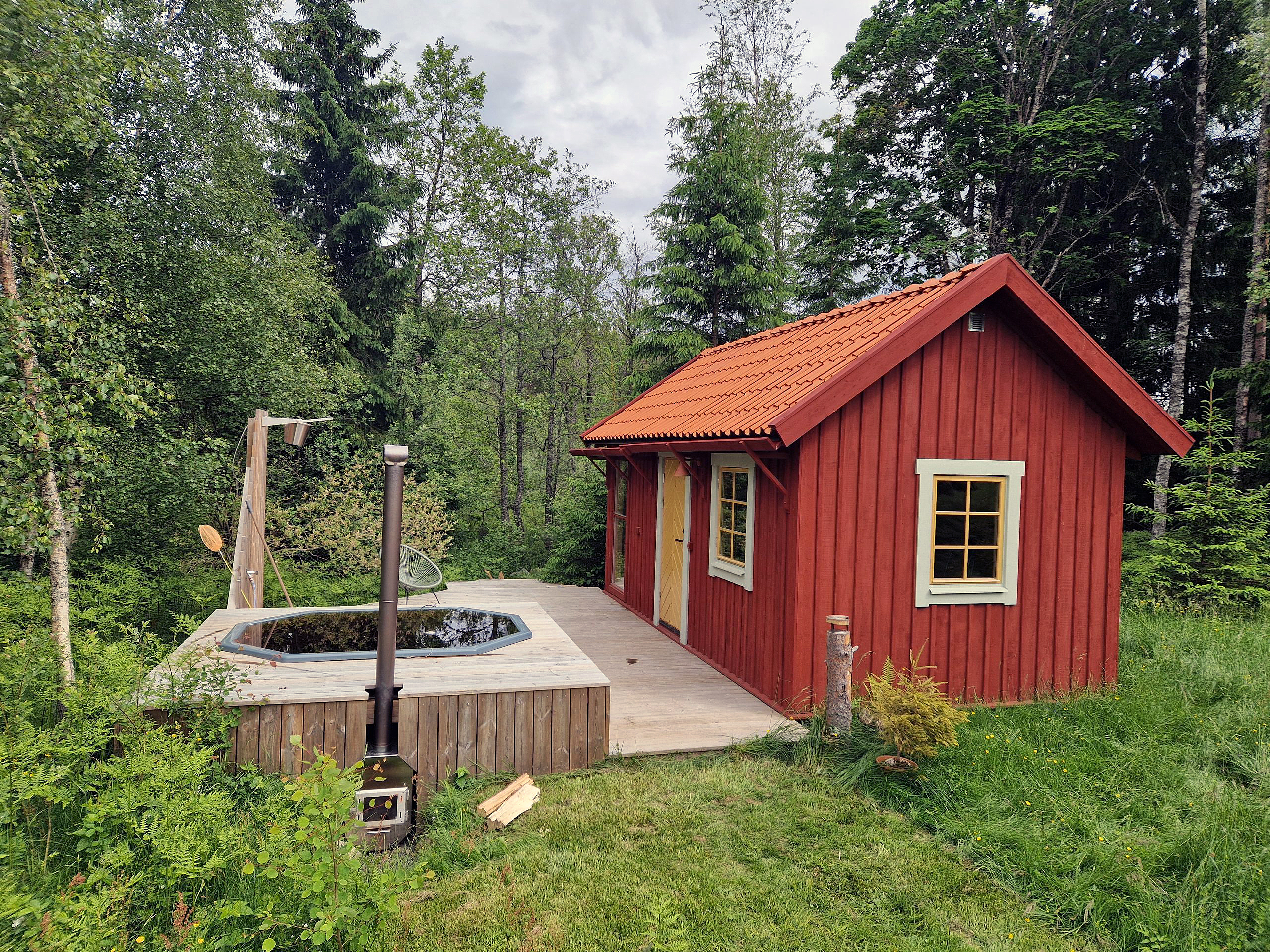 Sauna af genbrug med boblebad og bruser