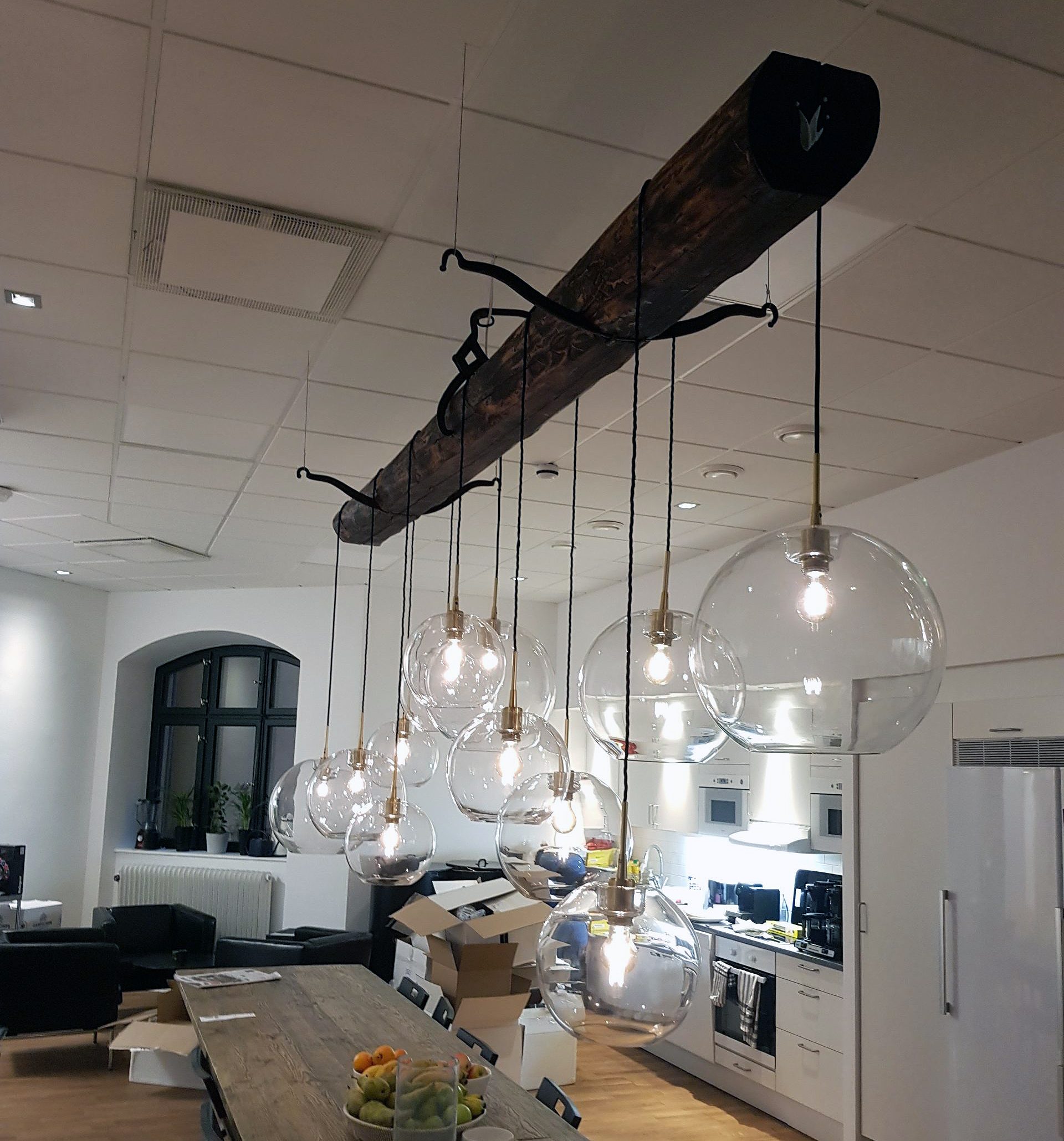 Lampe lavet af træbjælke