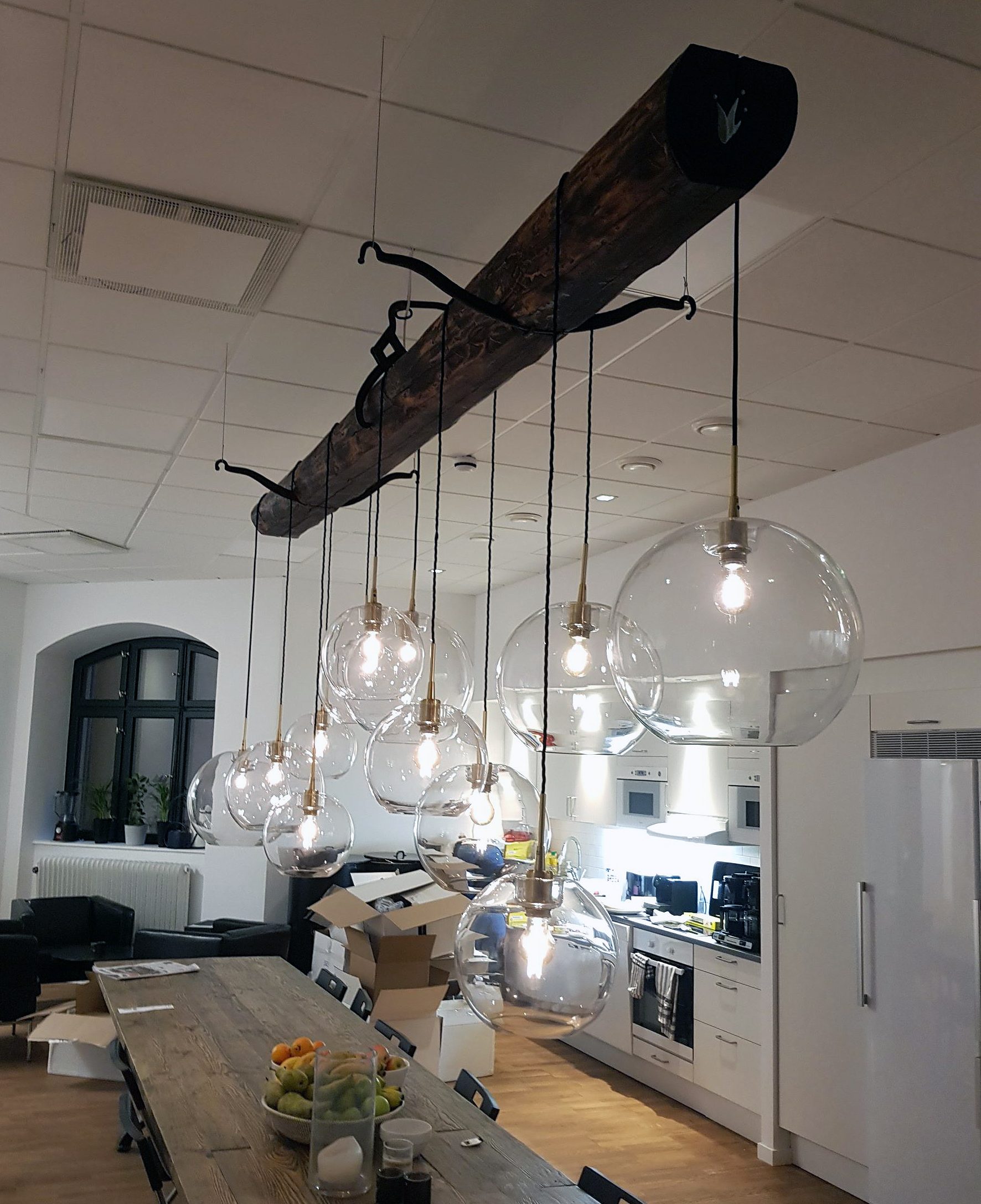 Lampe lavet af træbjælke