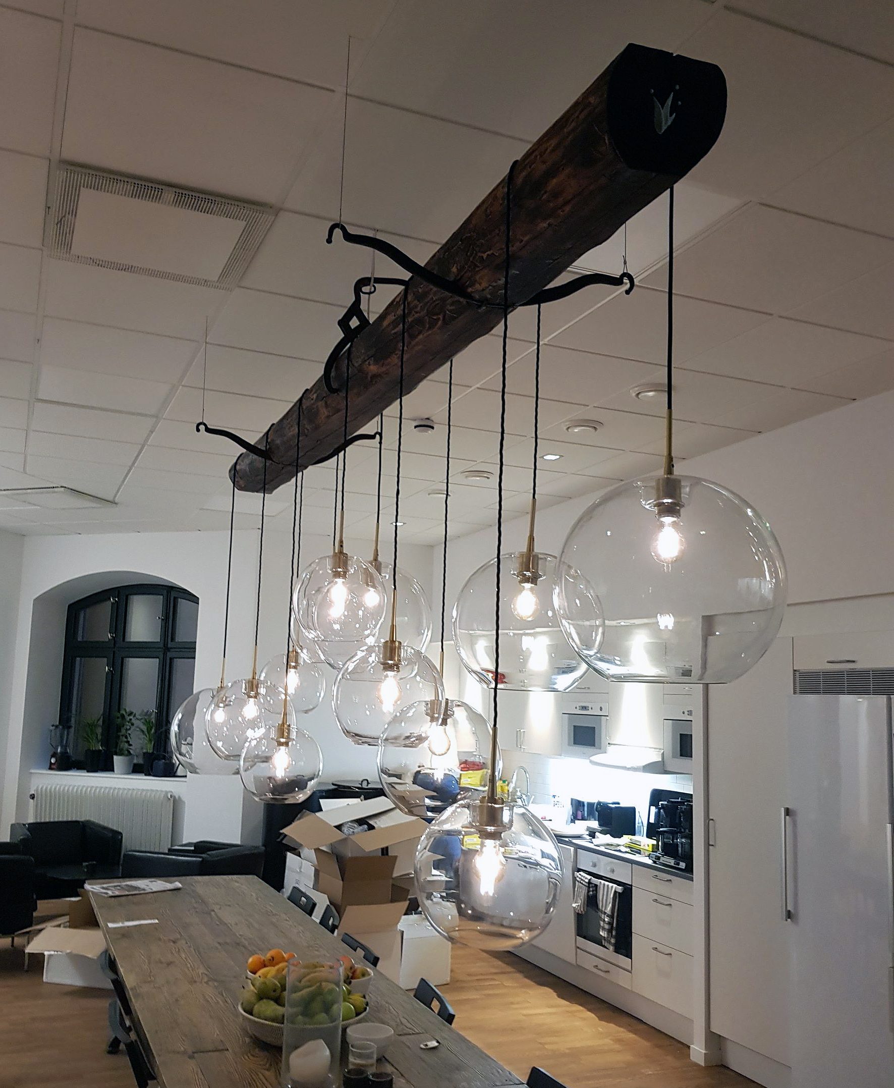 Lampe lavet af træbjælke