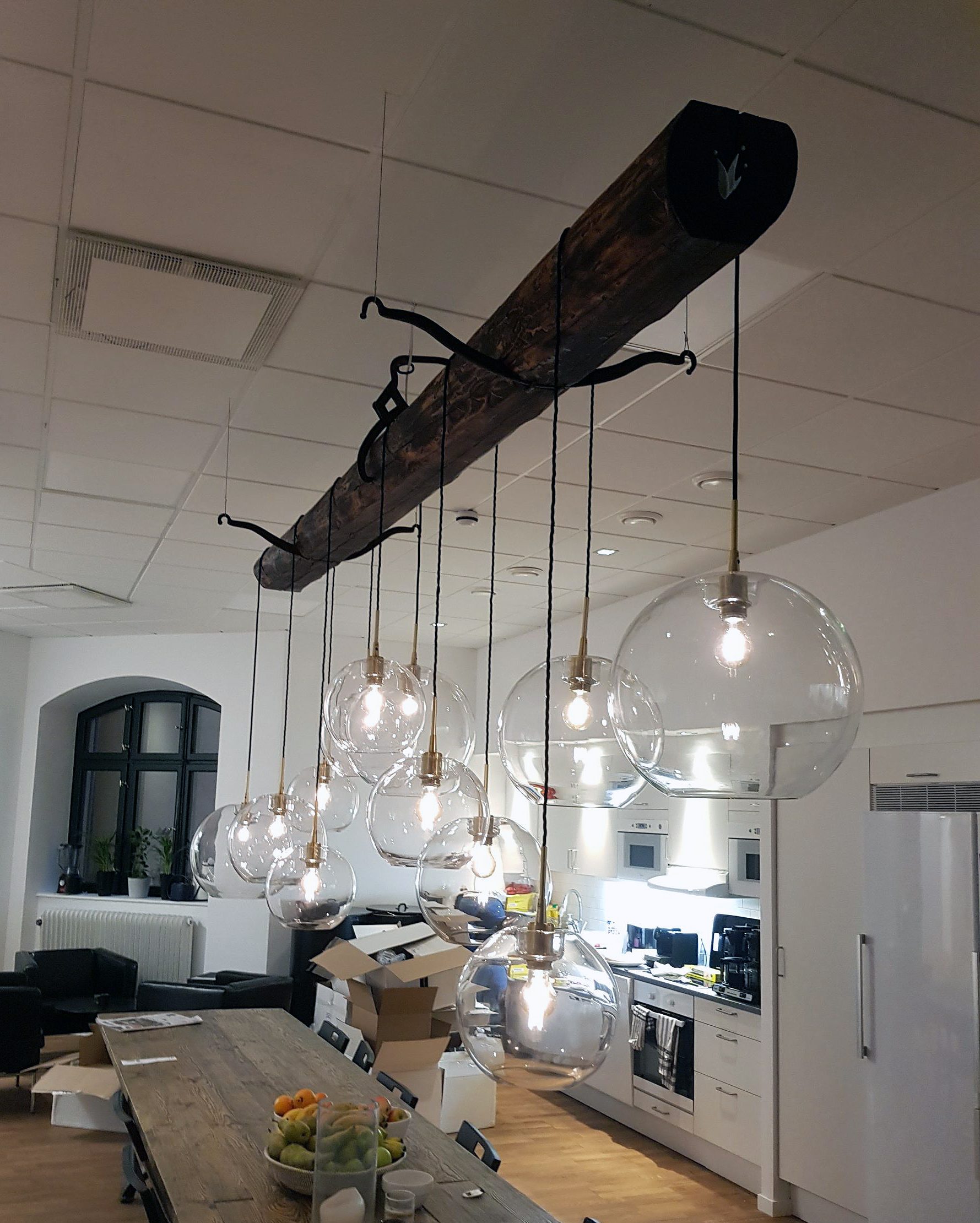 Lampe lavet af træbjælke