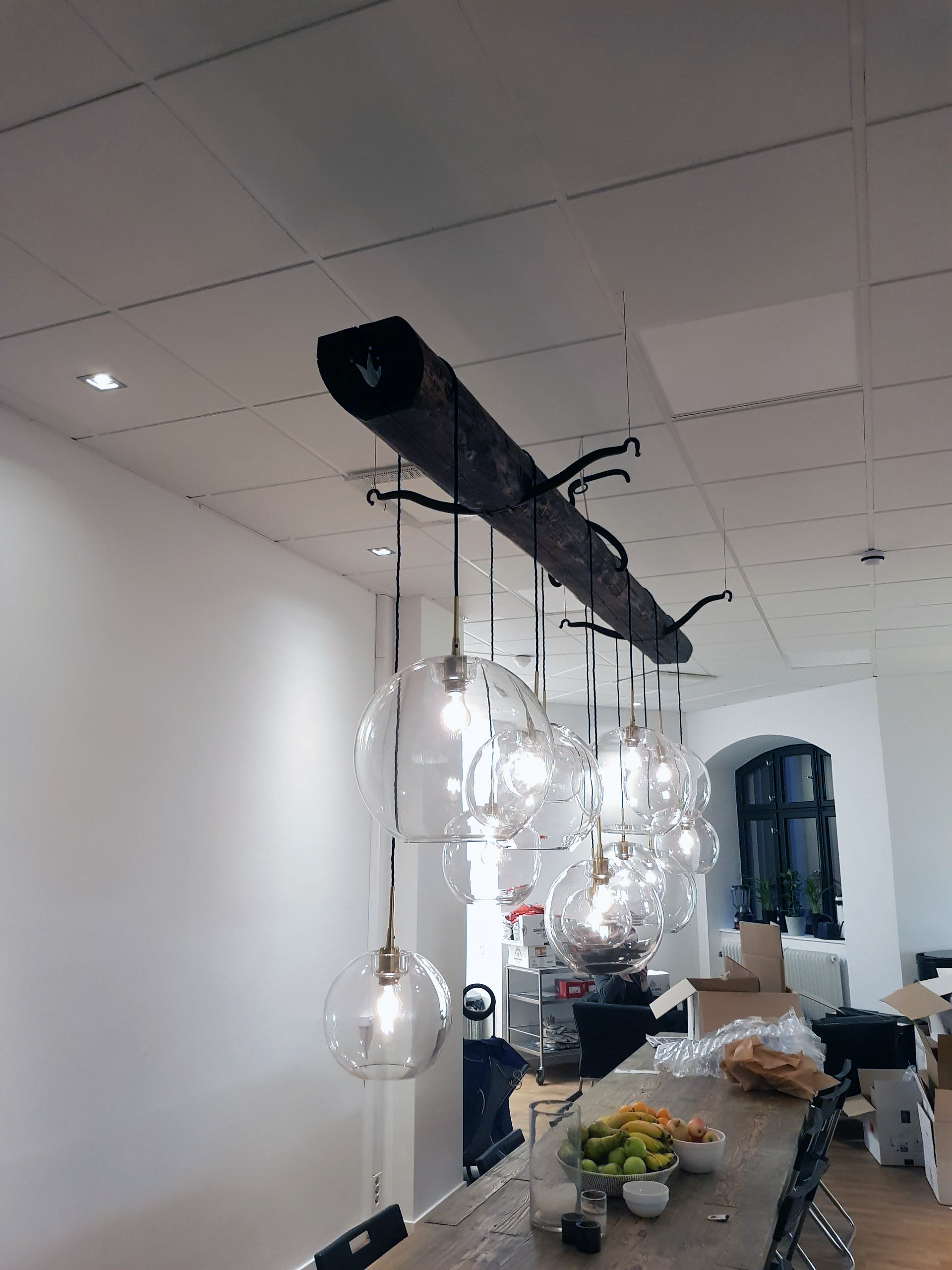 Lampe lavet af træbjælke