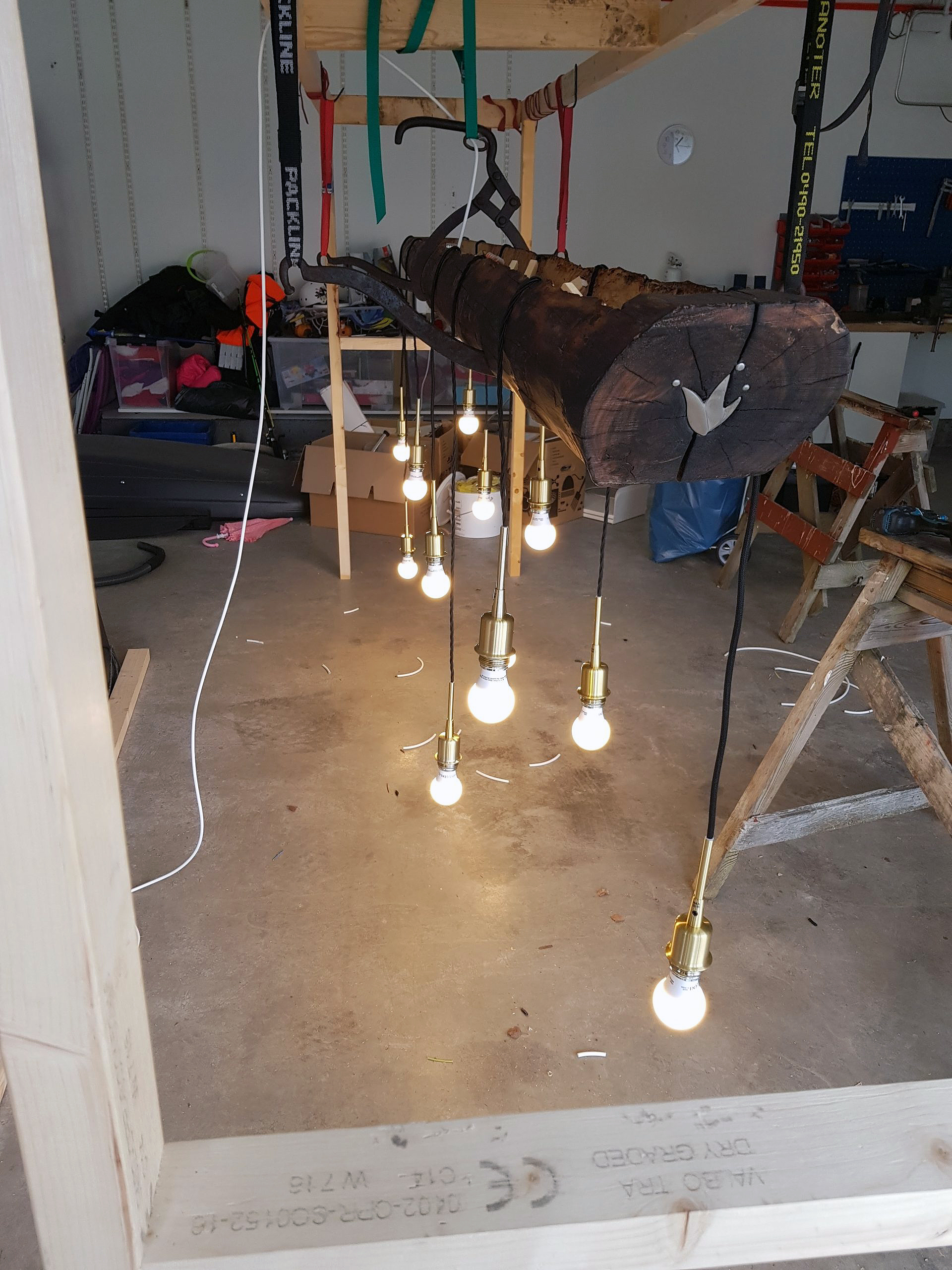 Lampe lavet af træbjælke