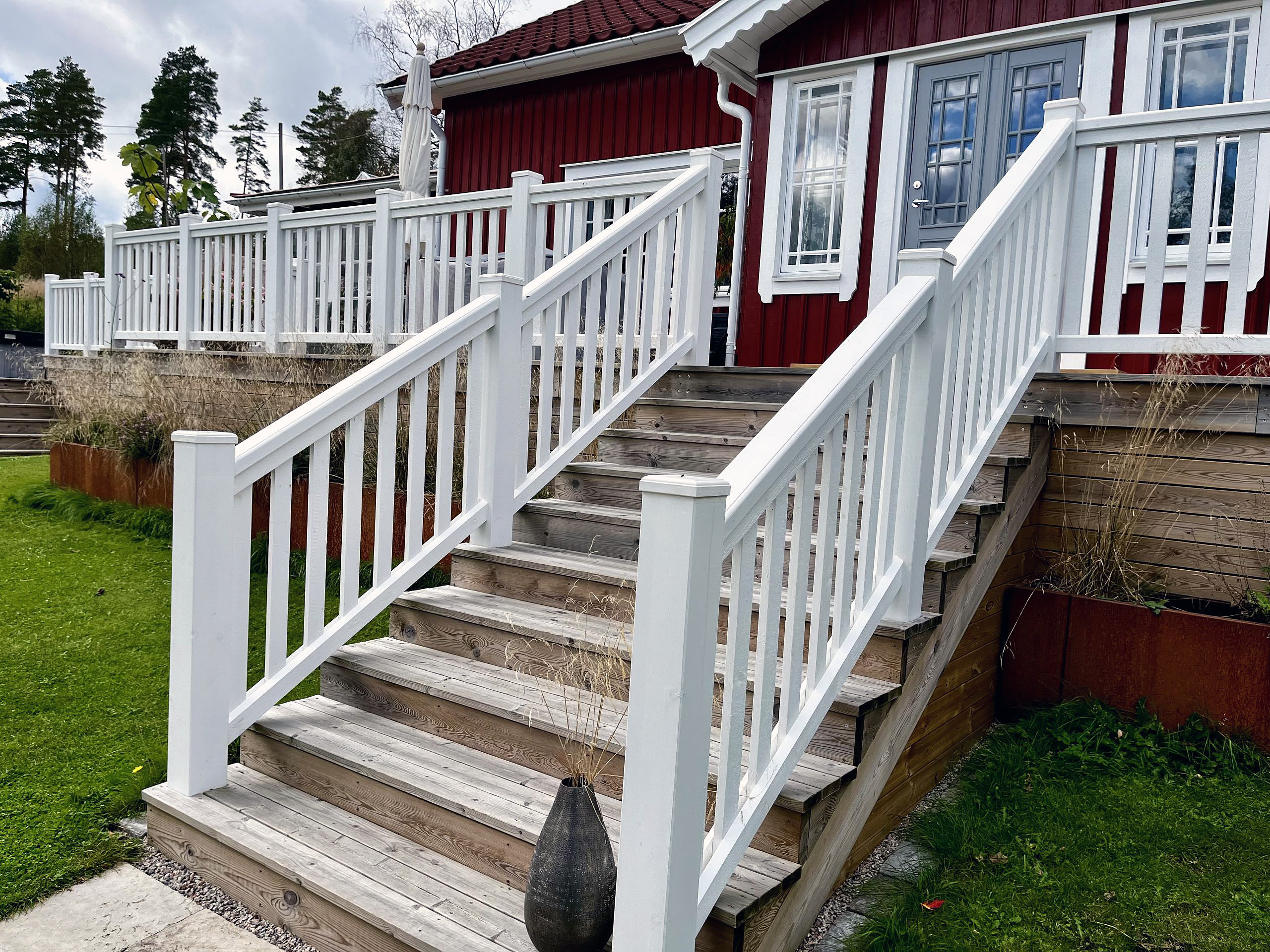 Trætrappe til verandaen