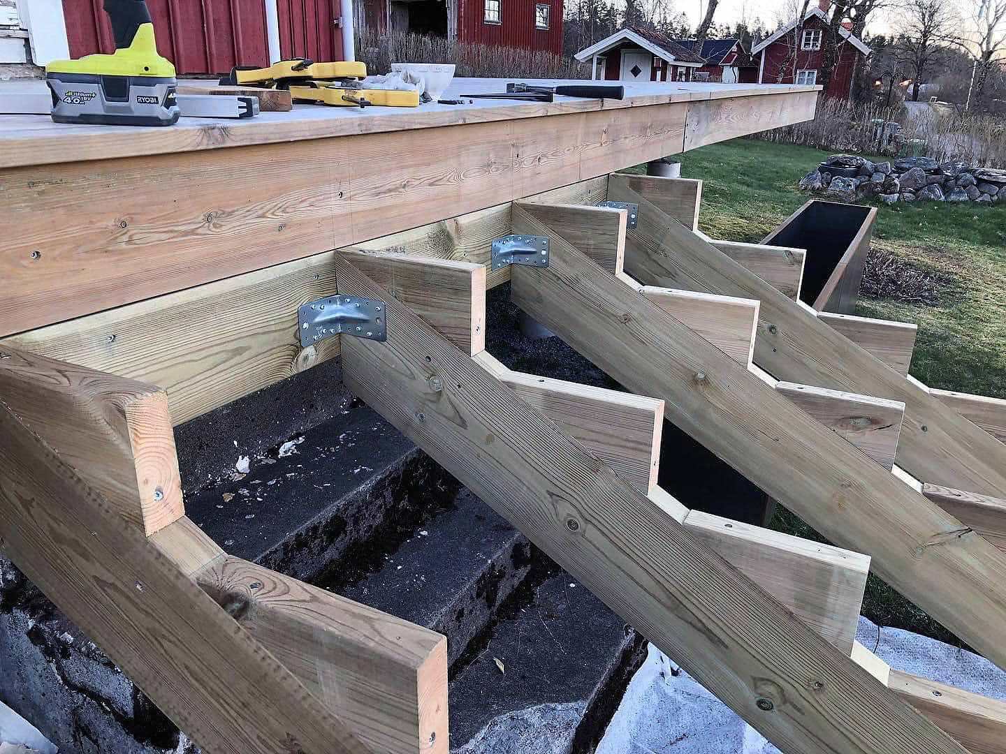 Trætrappe til verandaen