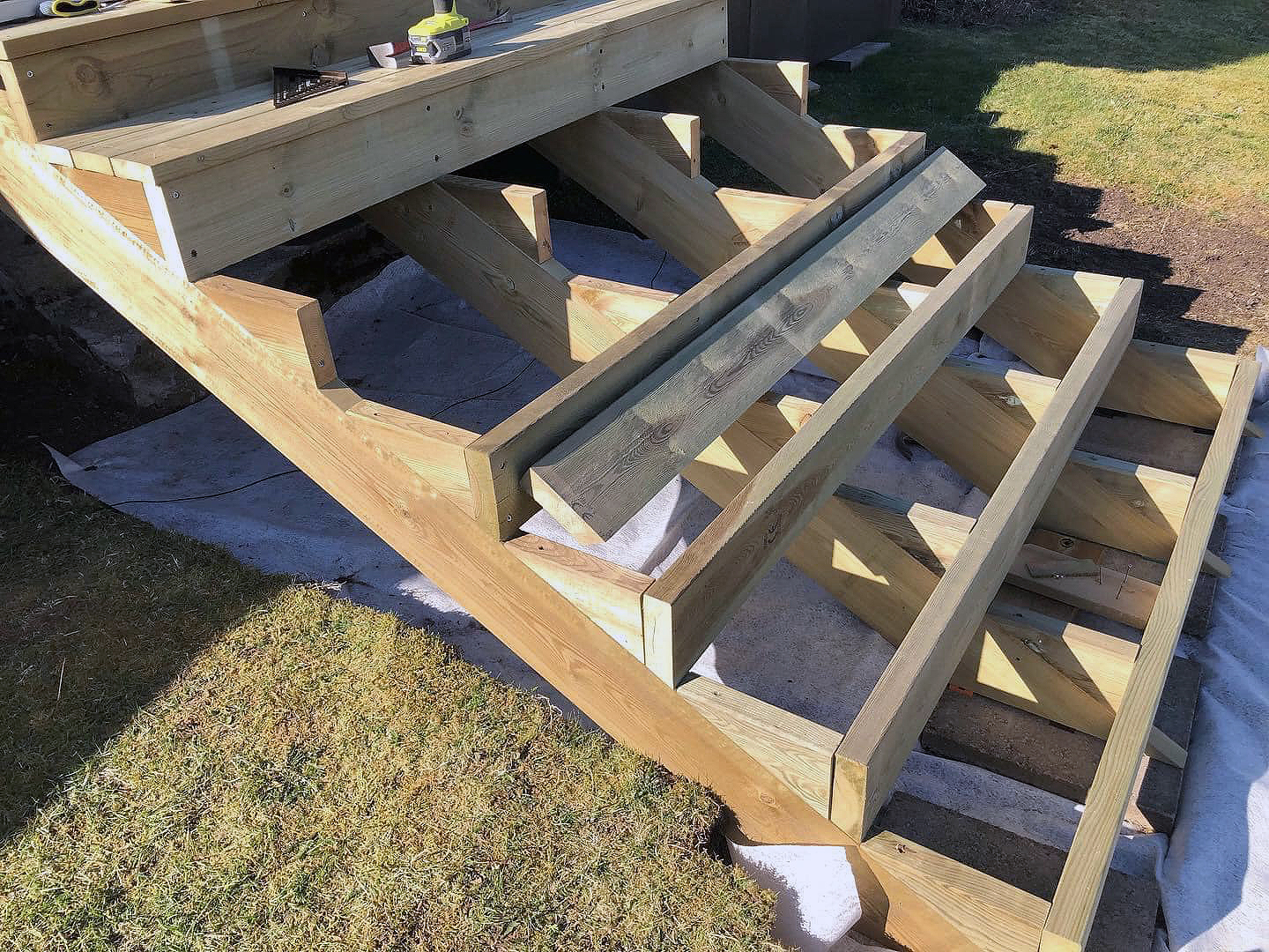 Trætrappe til verandaen