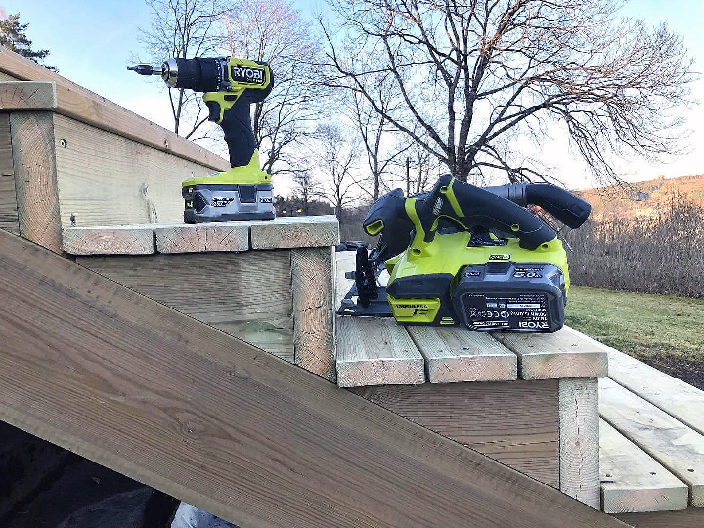 Trætrappe til verandaen