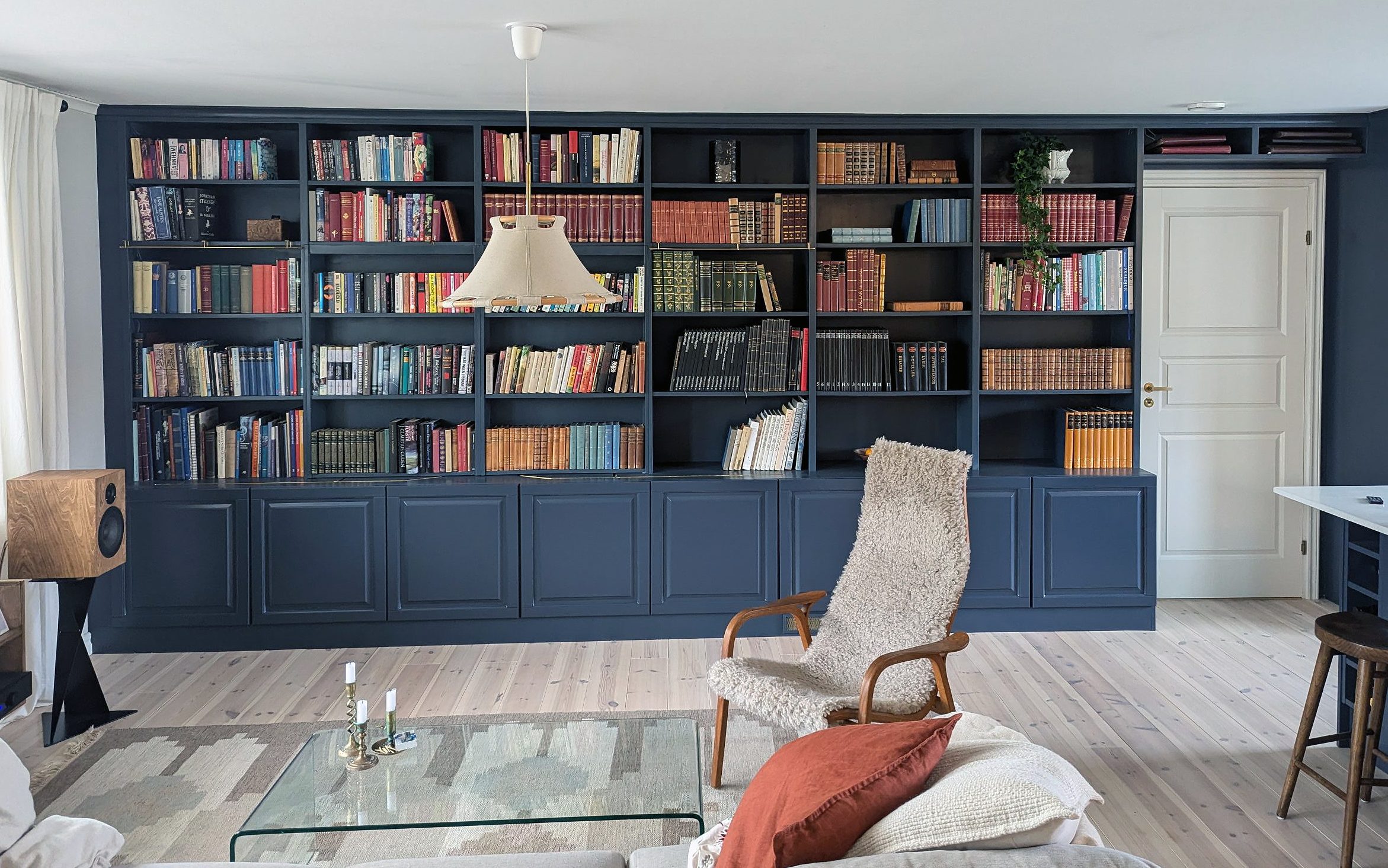 Vægreol med plads til fjernsynet