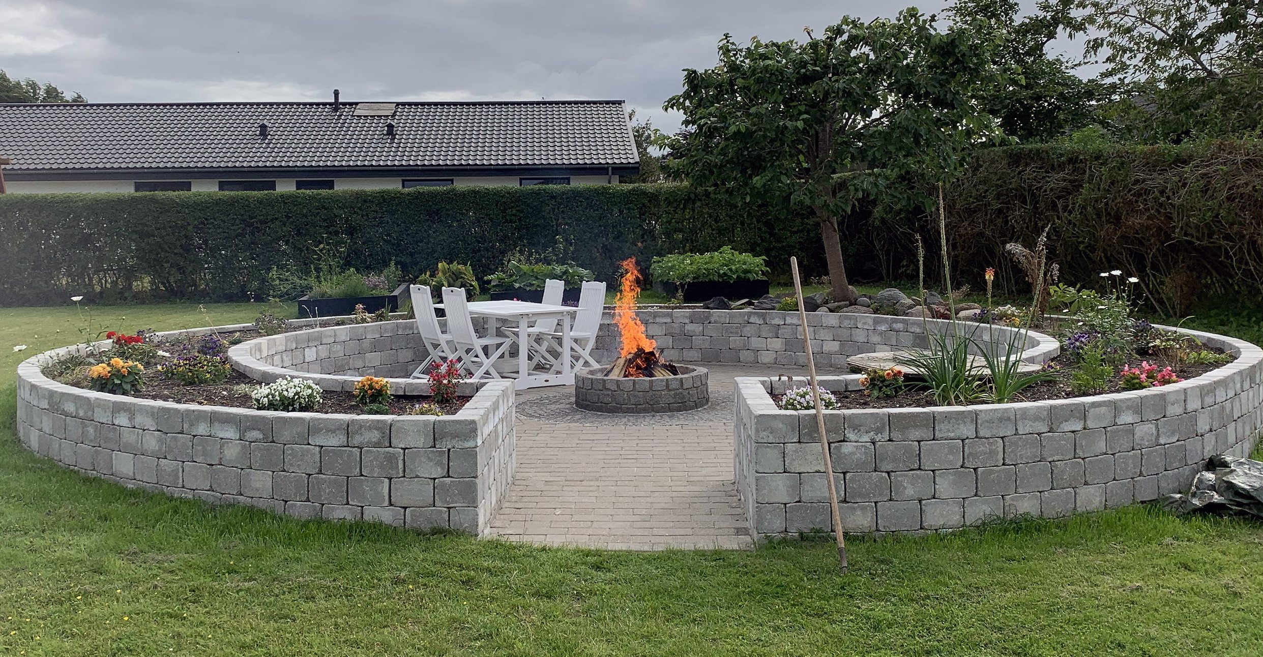 Højbed med bålplads