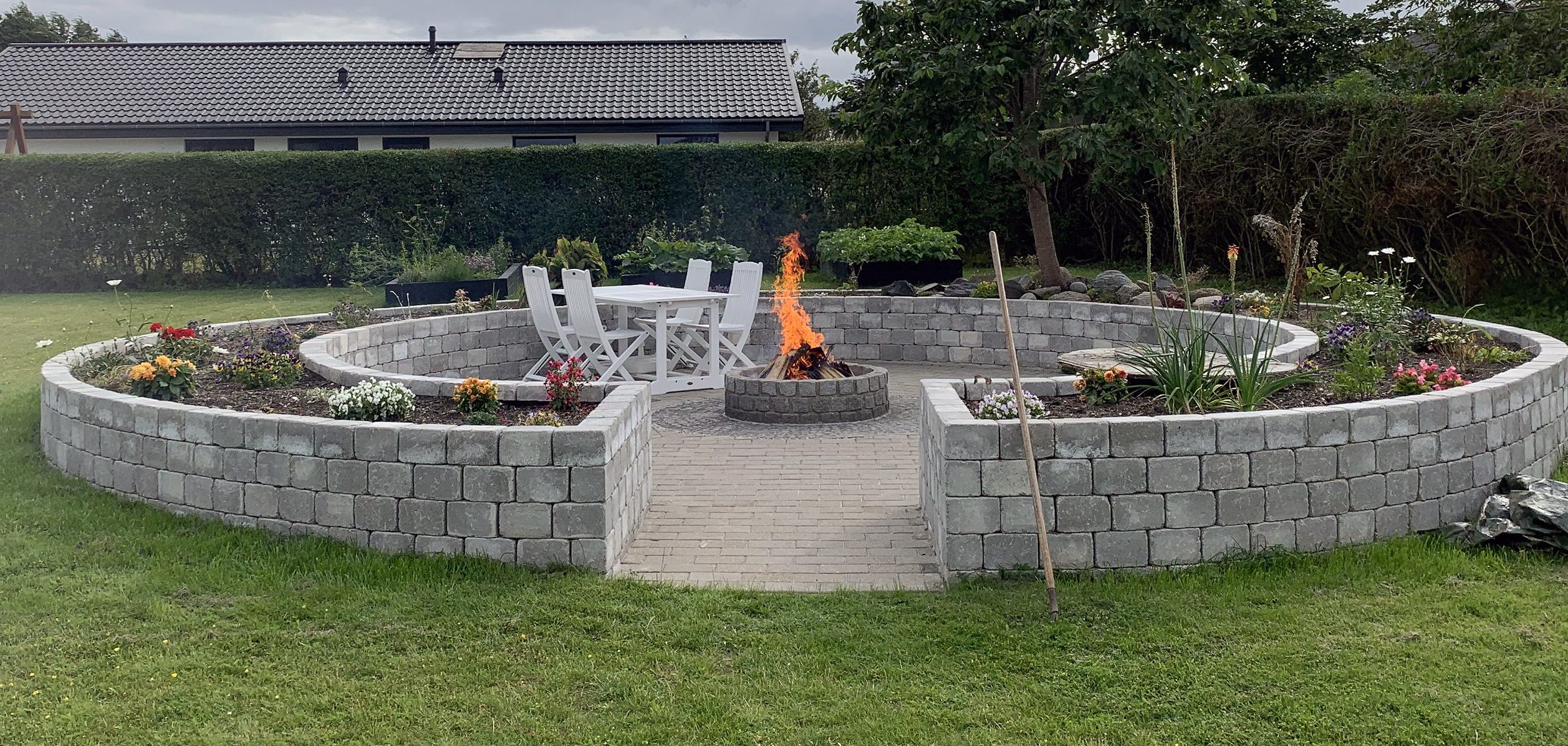 Højbed med bålplads