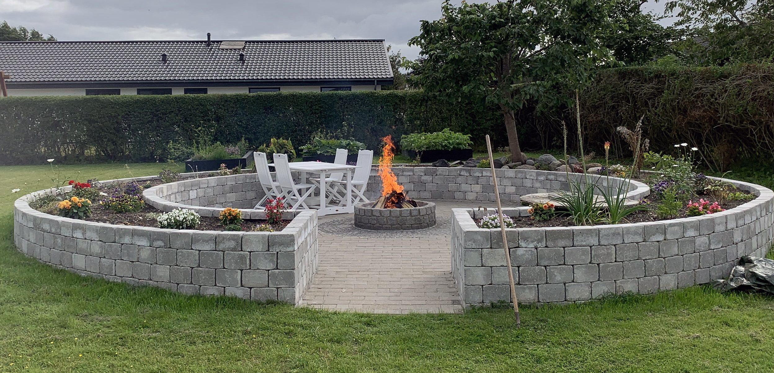 Højbed med bålplads