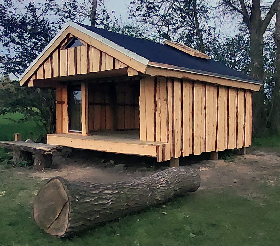 Stort shelter med kalmarbrædder