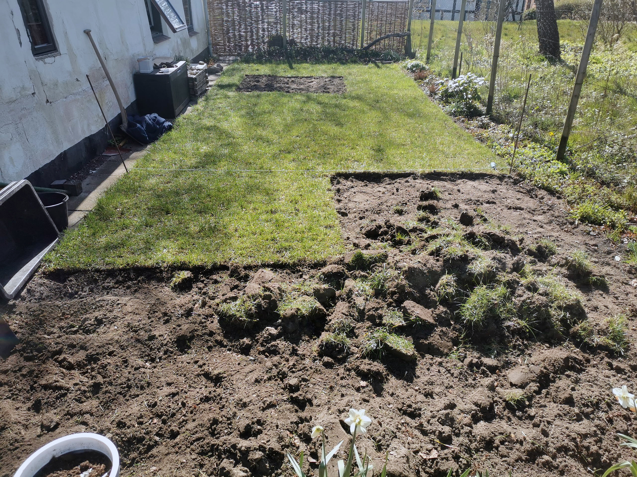 Lille og charmerende fliseterrasse