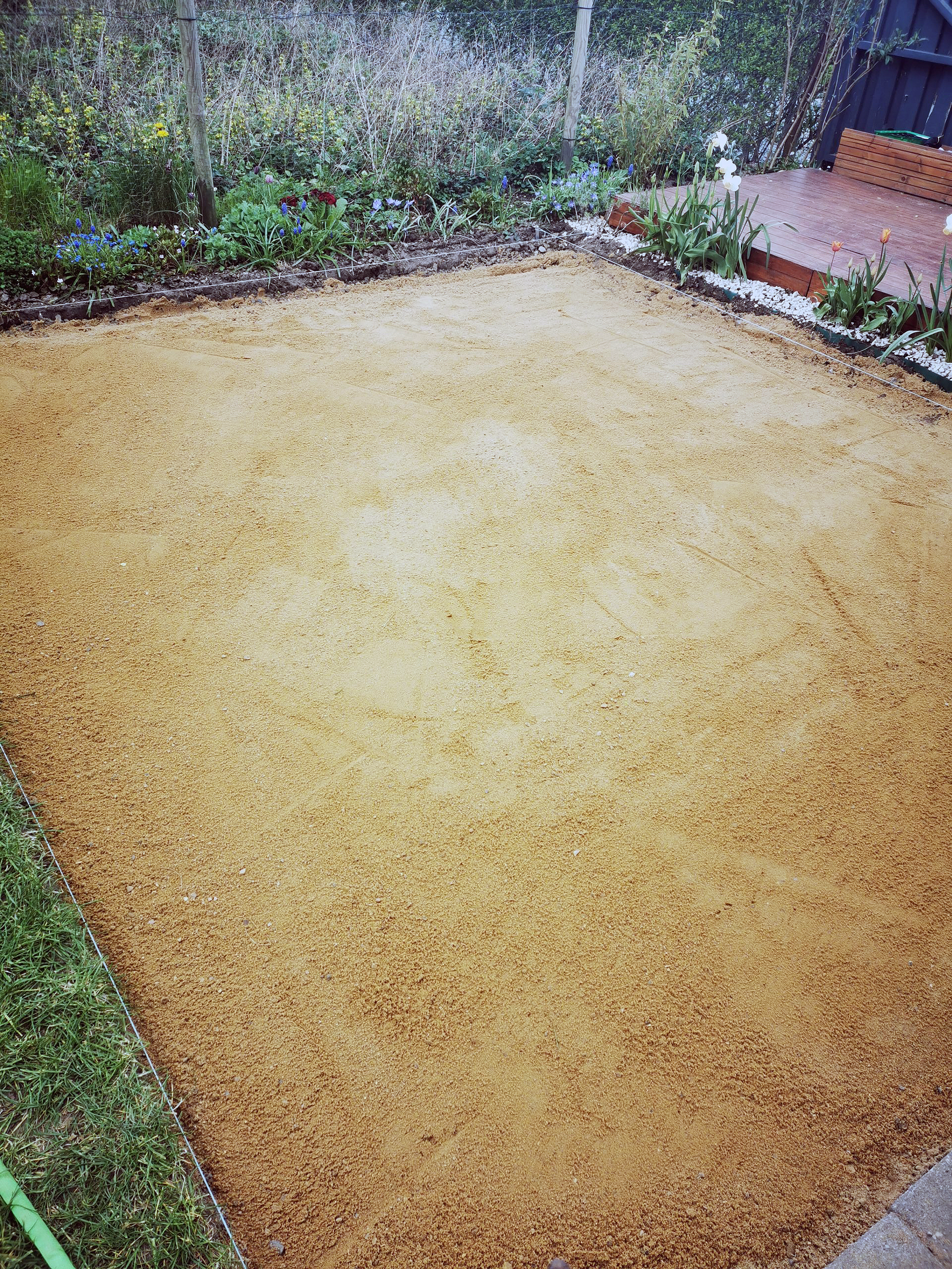 Lille og charmerende fliseterrasse