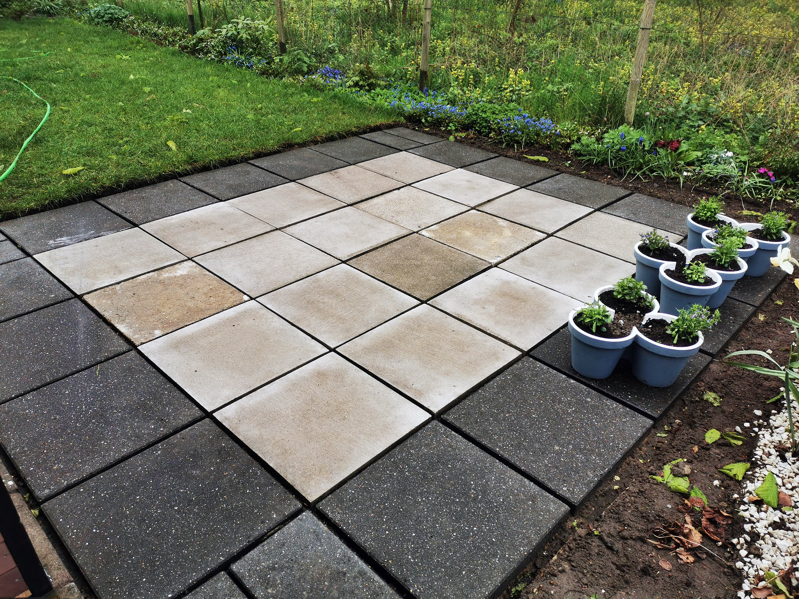 Lille og charmerende fliseterrasse