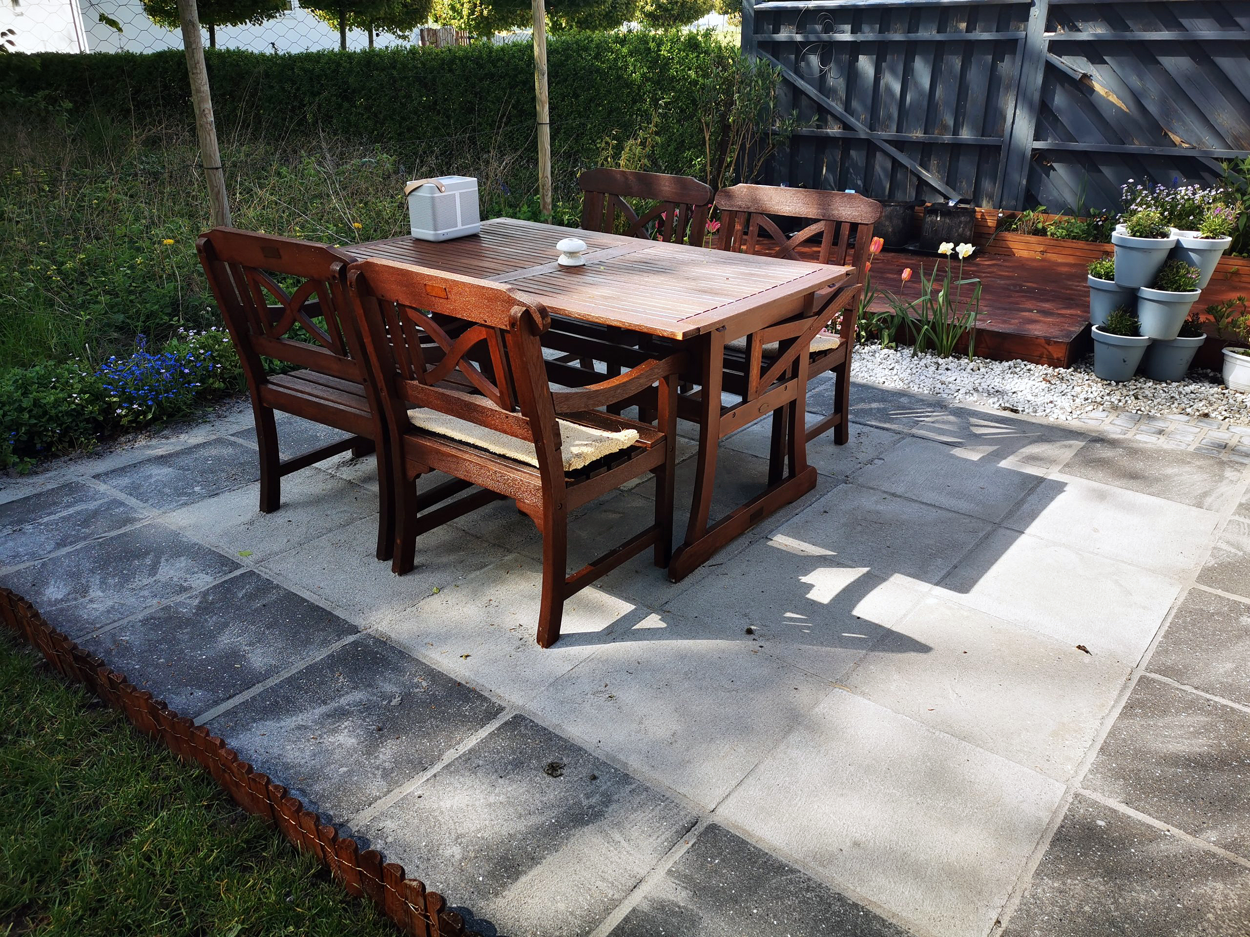 Lille og charmerende fliseterrasse