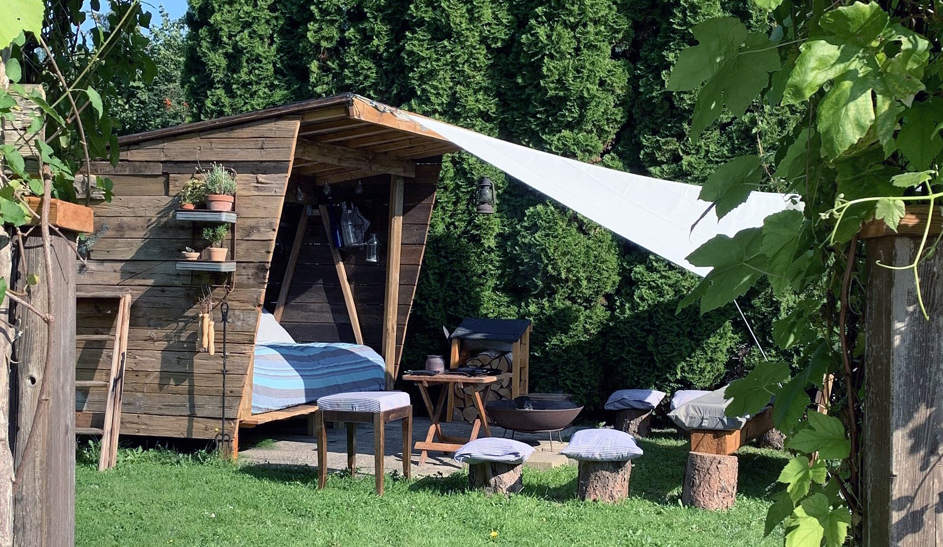 Charmerende shelter af drivtømmer