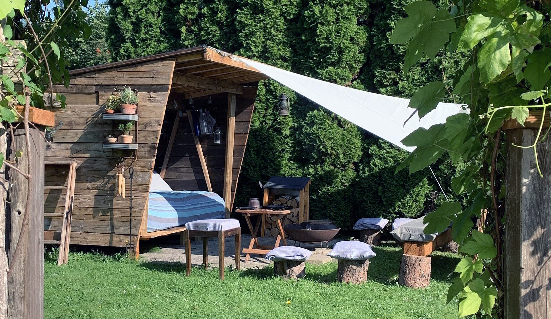 Charmerende shelter af drivtømmer