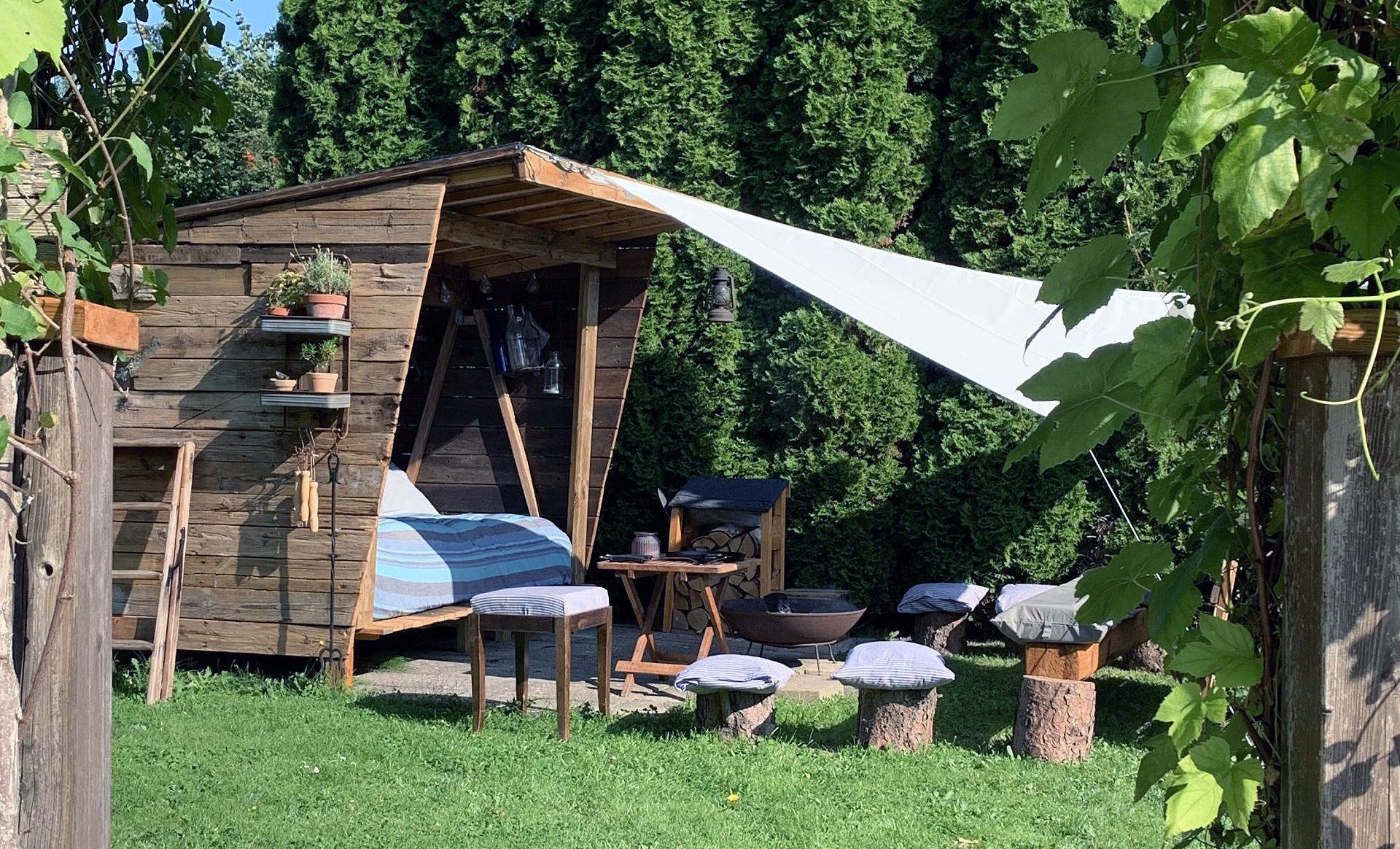 Charmerende shelter af drivtømmer