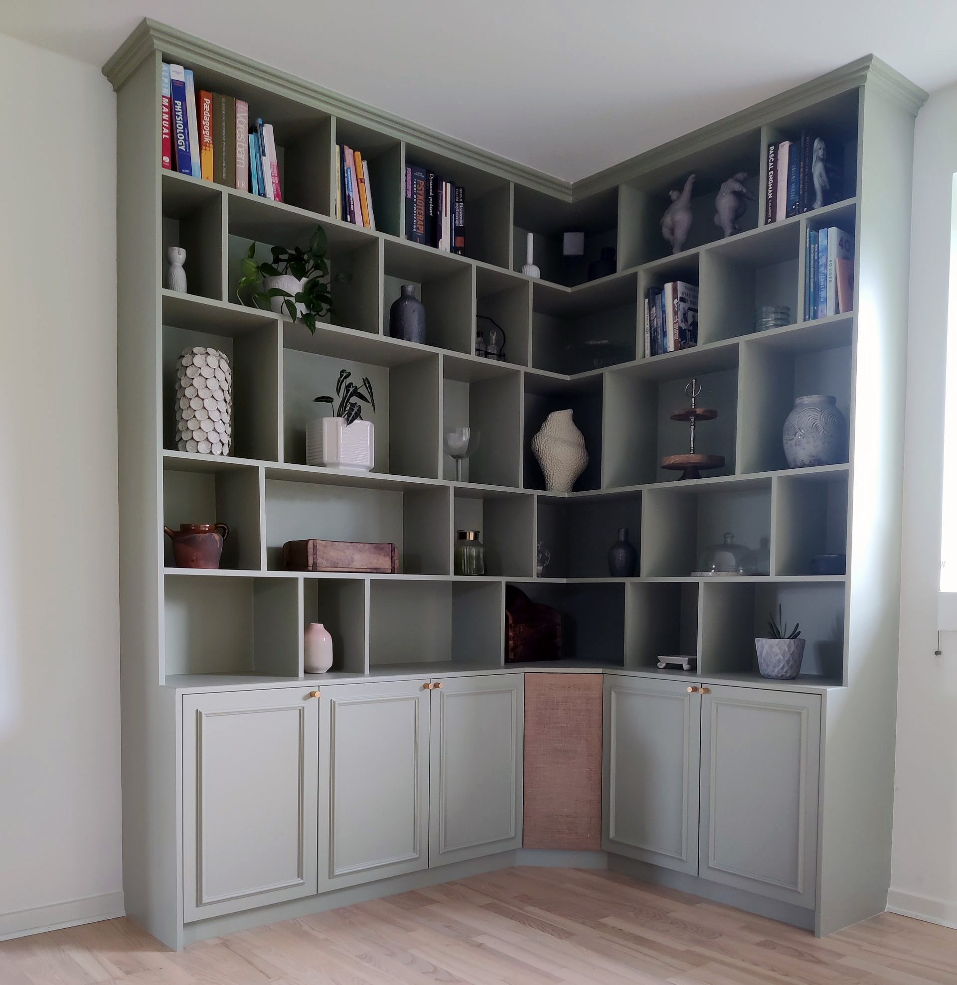 Gulv til loft-reol rundt om hjørnet