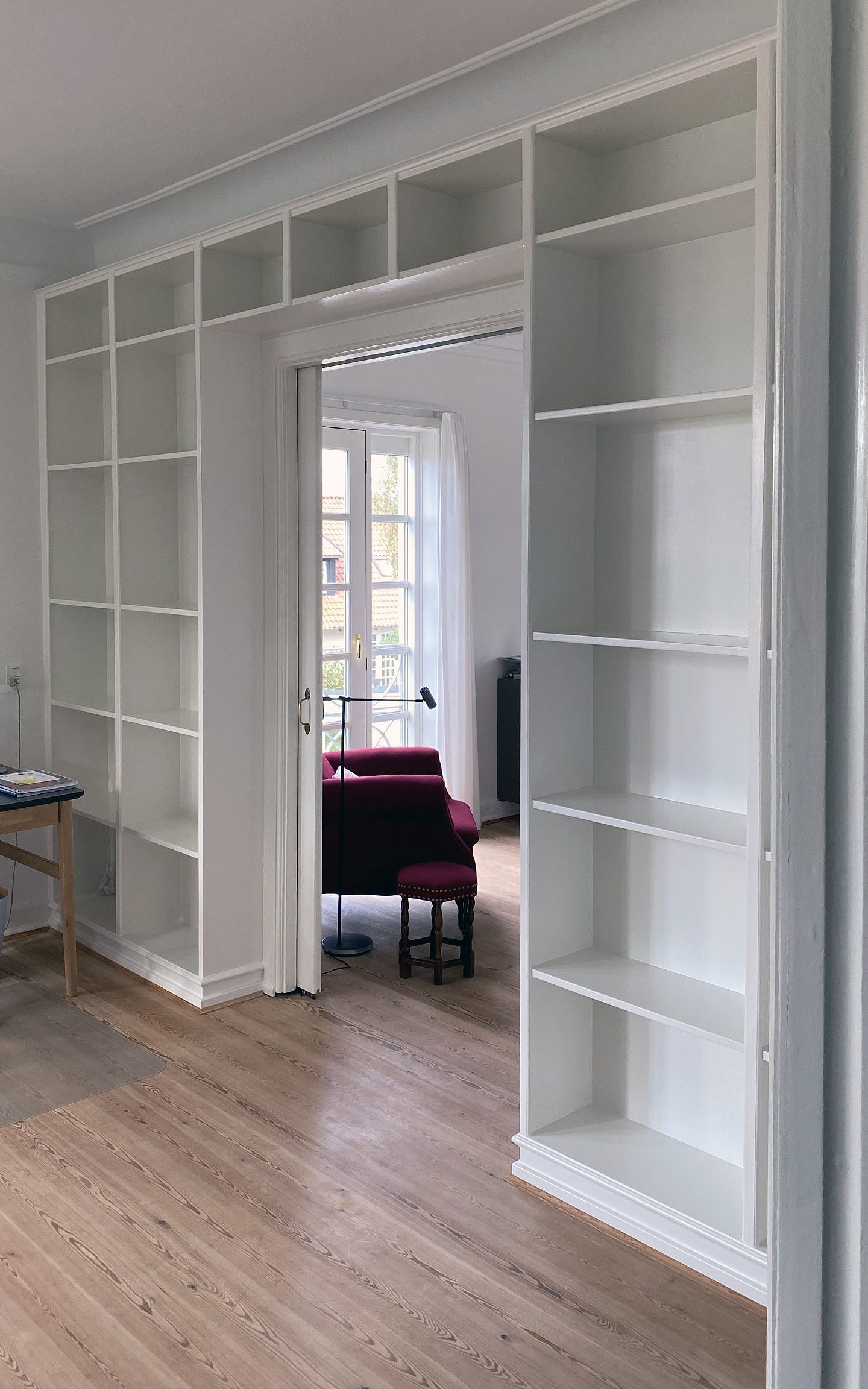 Smuk indbygningsreol til klassisk stue