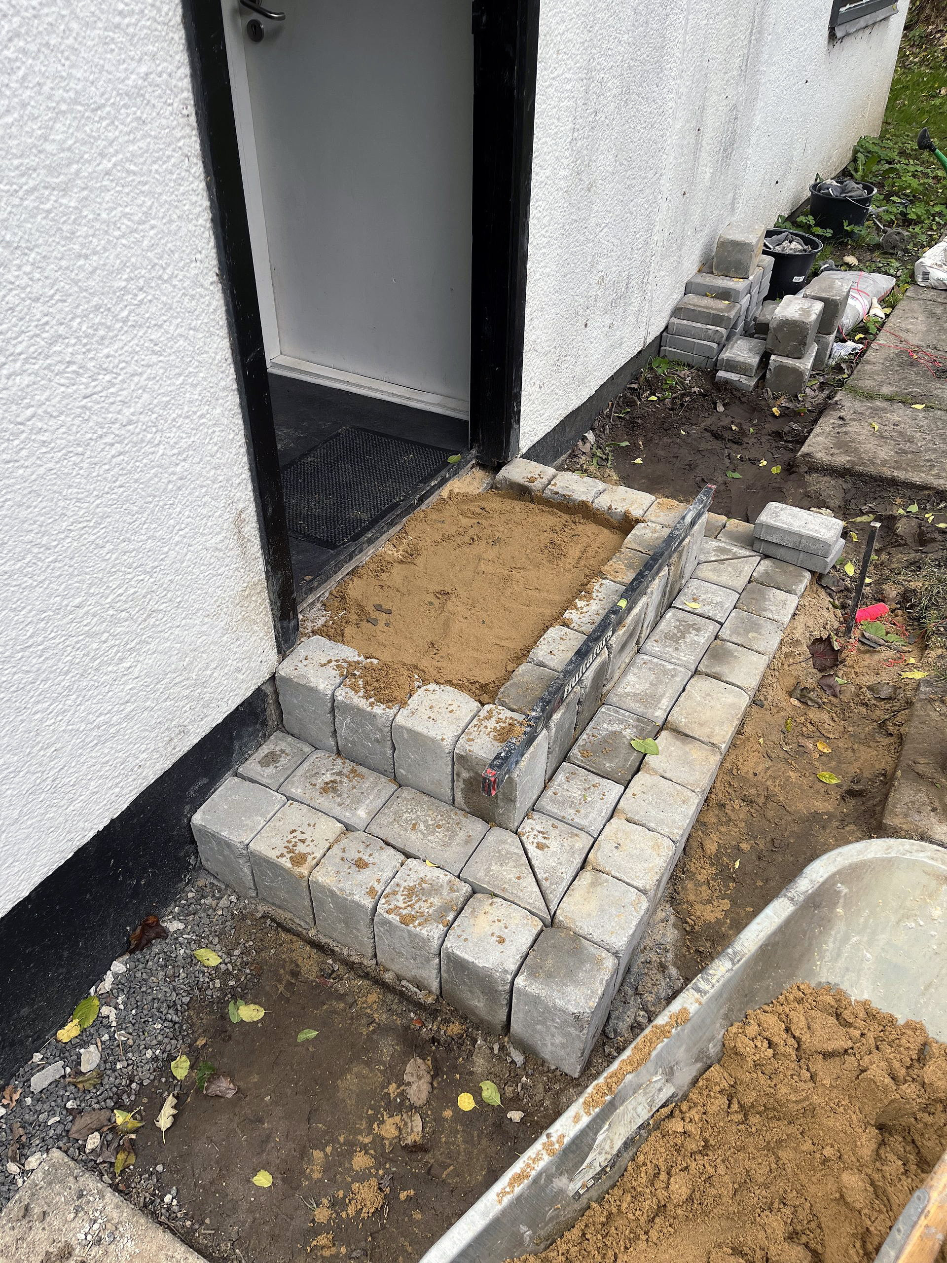 Totrinstrappe støbt med kantblokke