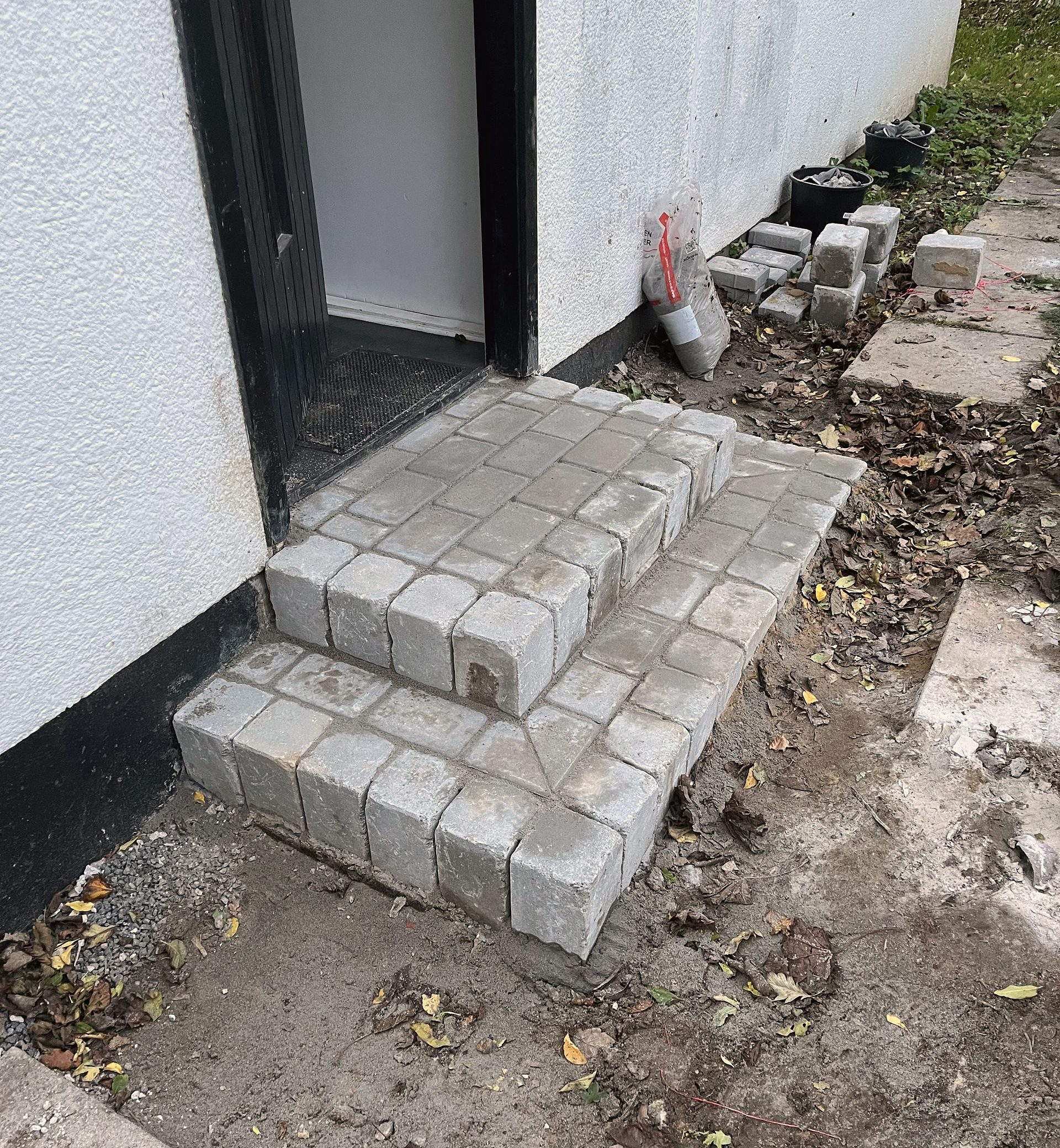 Totrinstrappe støbt med kantblokke