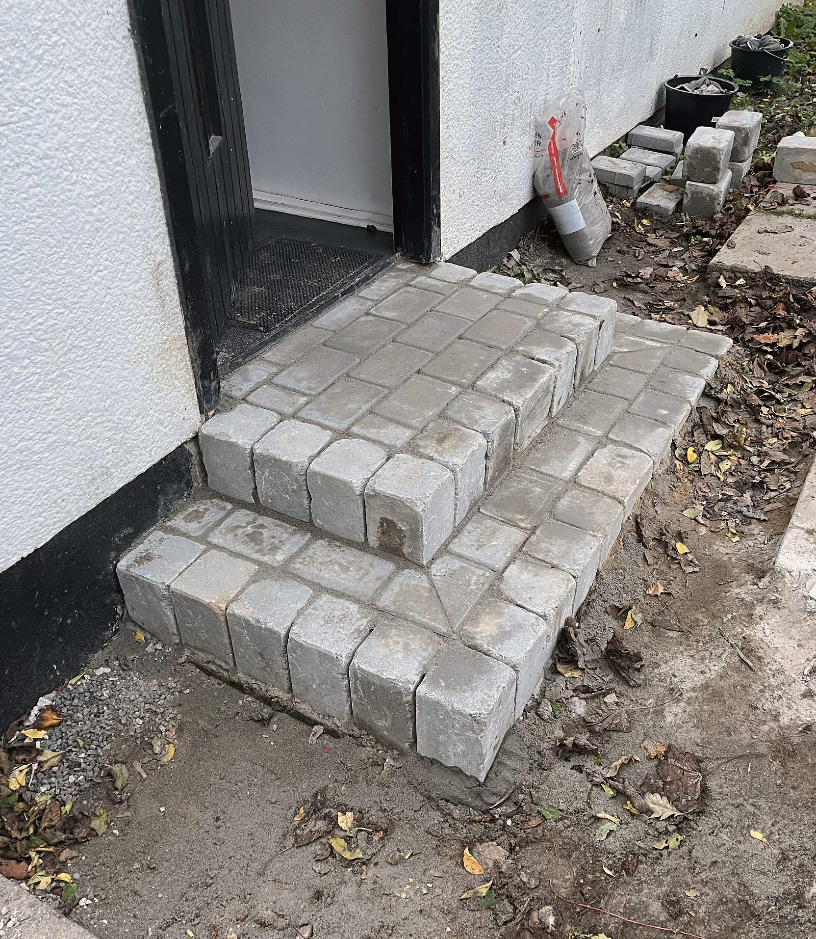 Totrinstrappe støbt med kantblokke