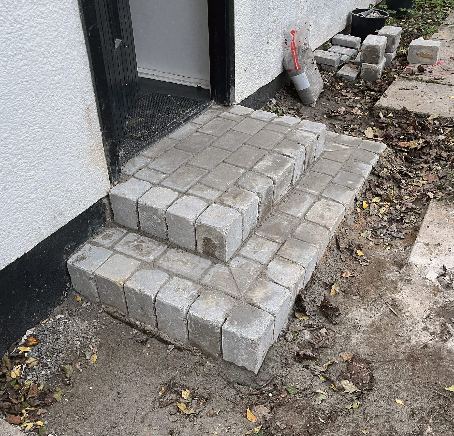 Totrinstrappe støbt med kantblokke