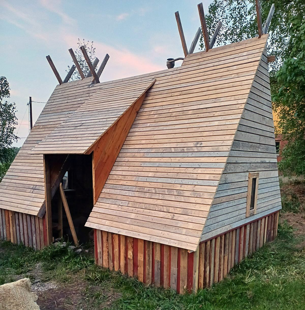 Vikingehus med bålsted i midten