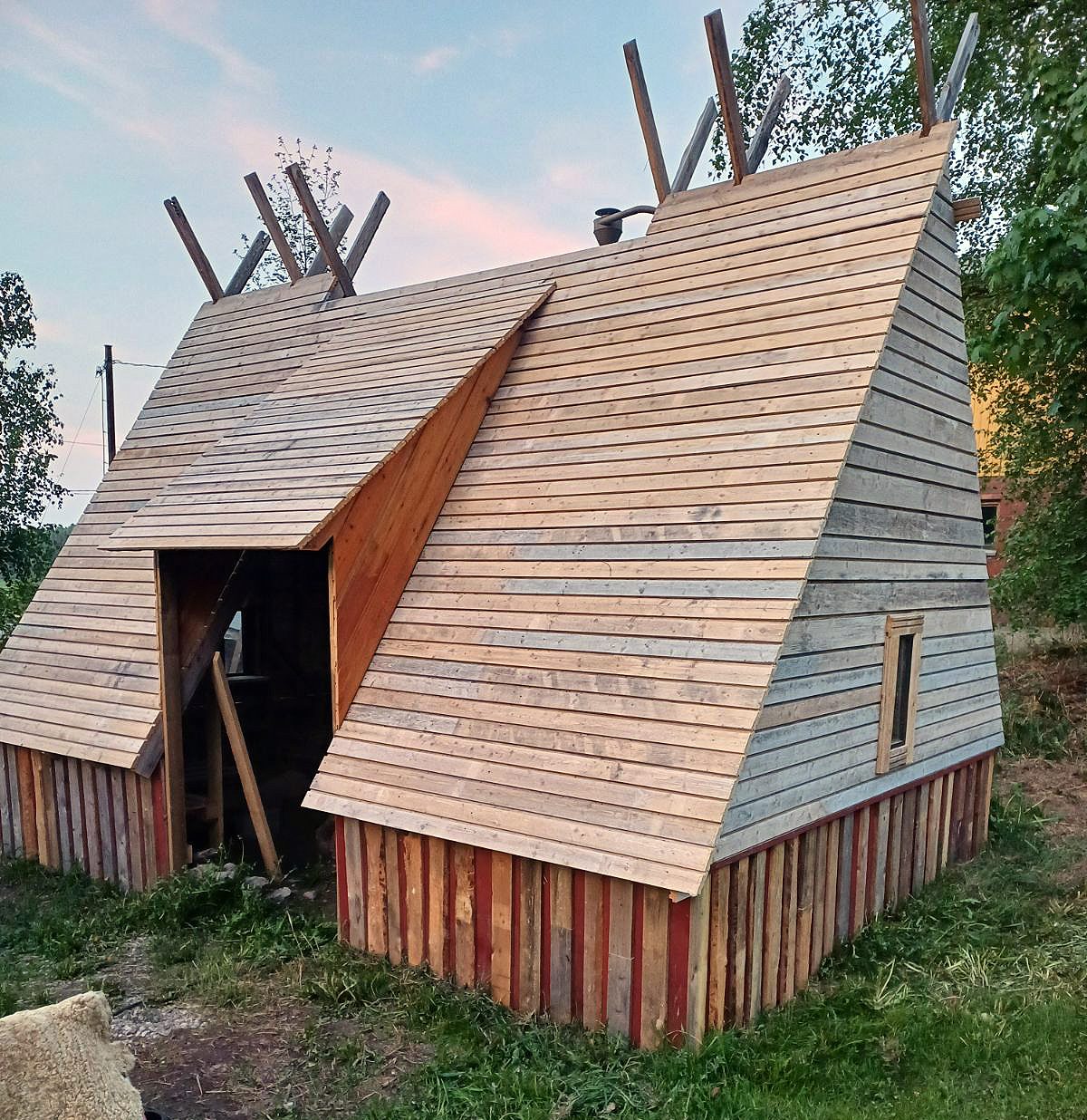 Vikingehus med bålsted i midten