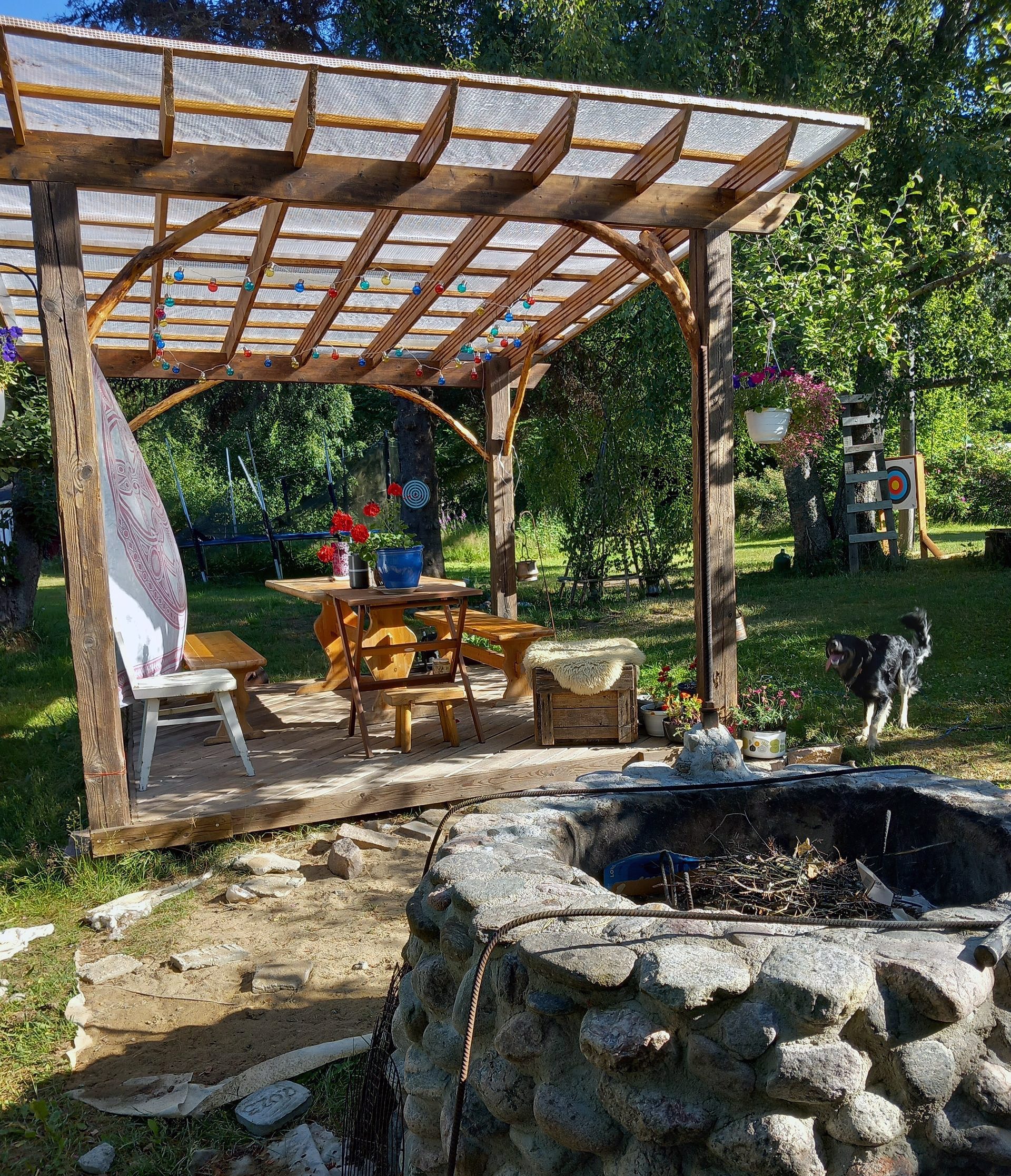 Pergola med rå bjælker